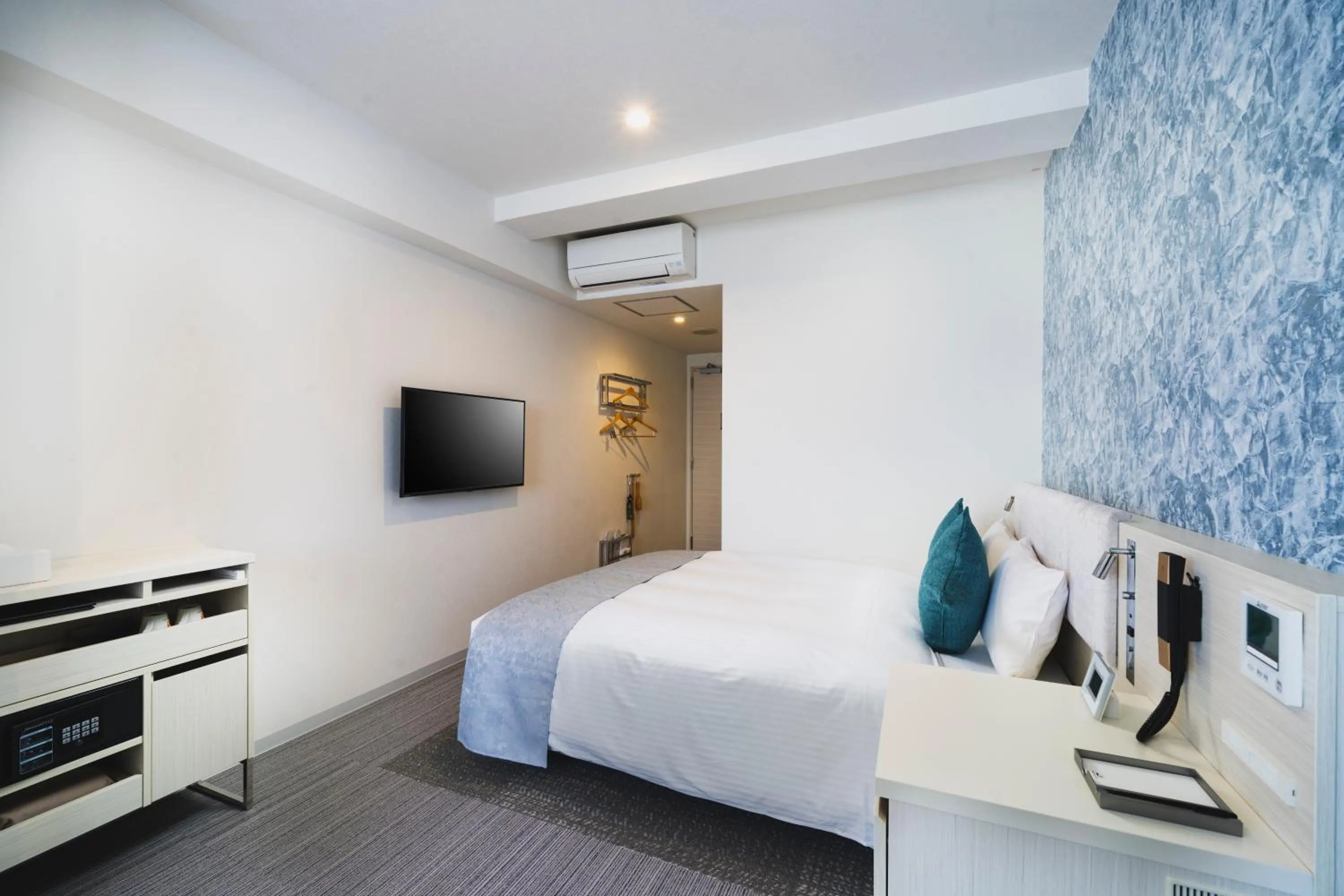 Photo of the whole room, Bed in Rembrandt Style Naha