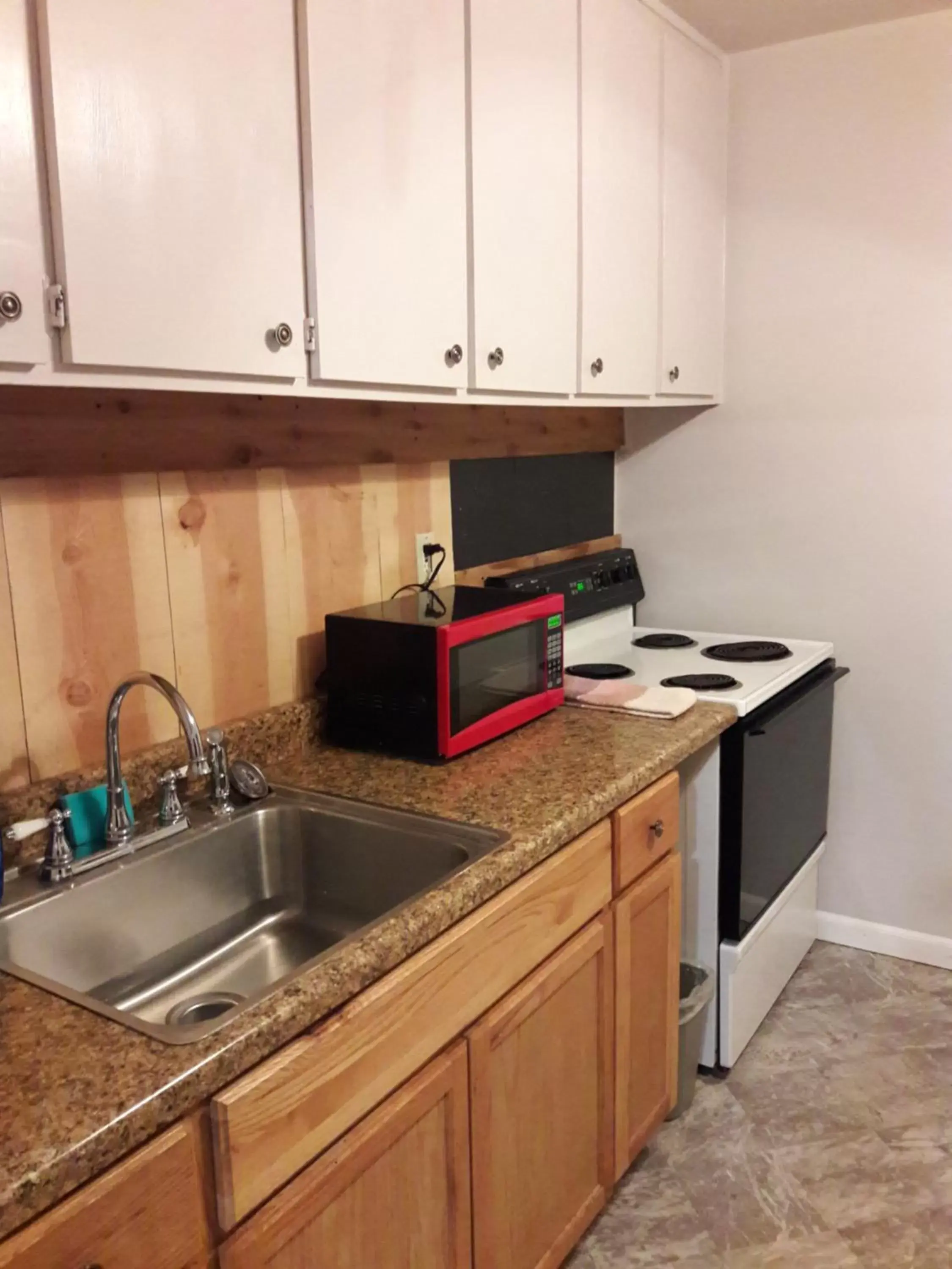 Kitchen/Kitchenette in Lake Shasta Lodge