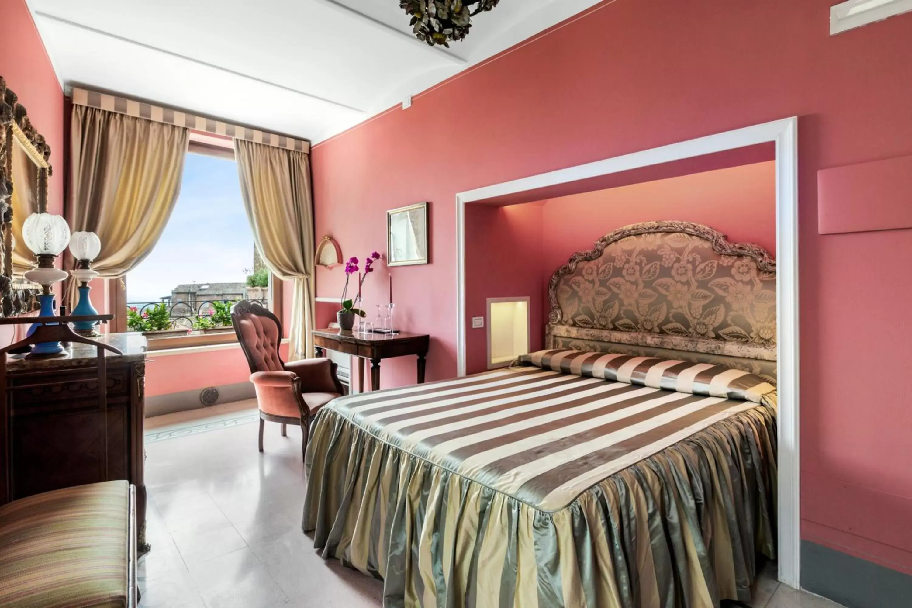 Photo of the whole room, Bed in Residenza d'Epoca Palazzo Borghesi