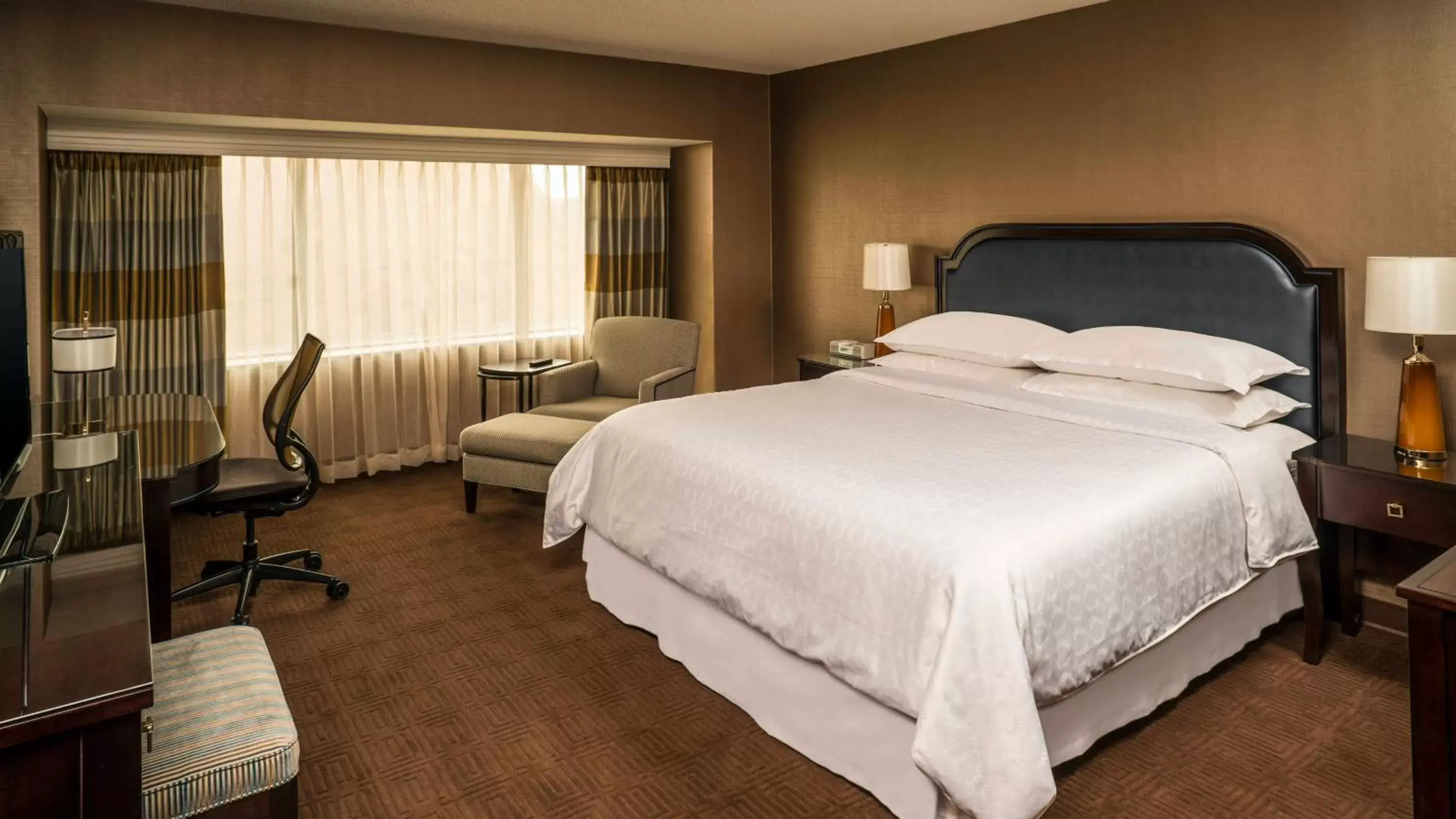 Bedroom, Bed in Sheraton Columbus Hotel at Capitol Square