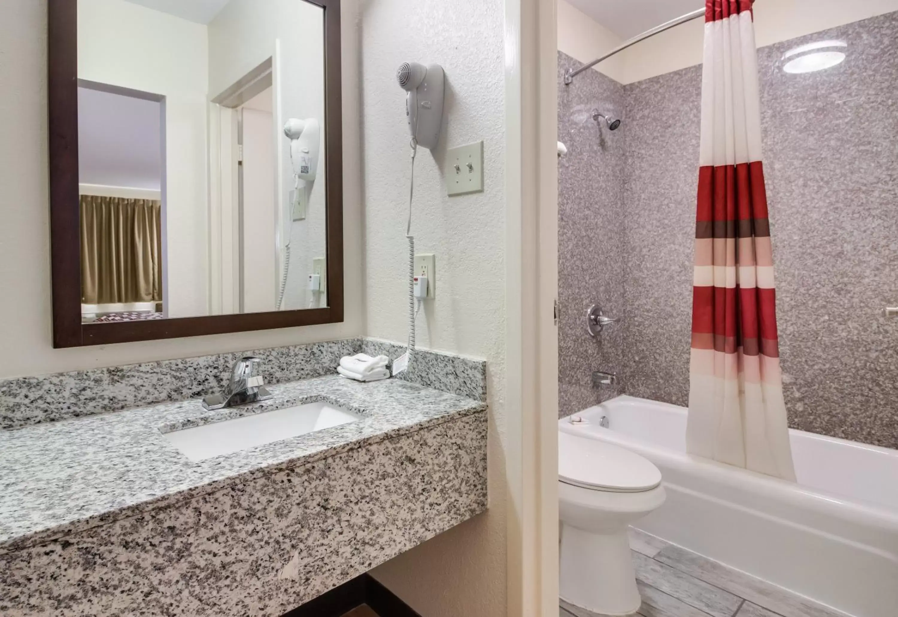 Bathroom in Red Roof Inn & Suites Commerce - Athens