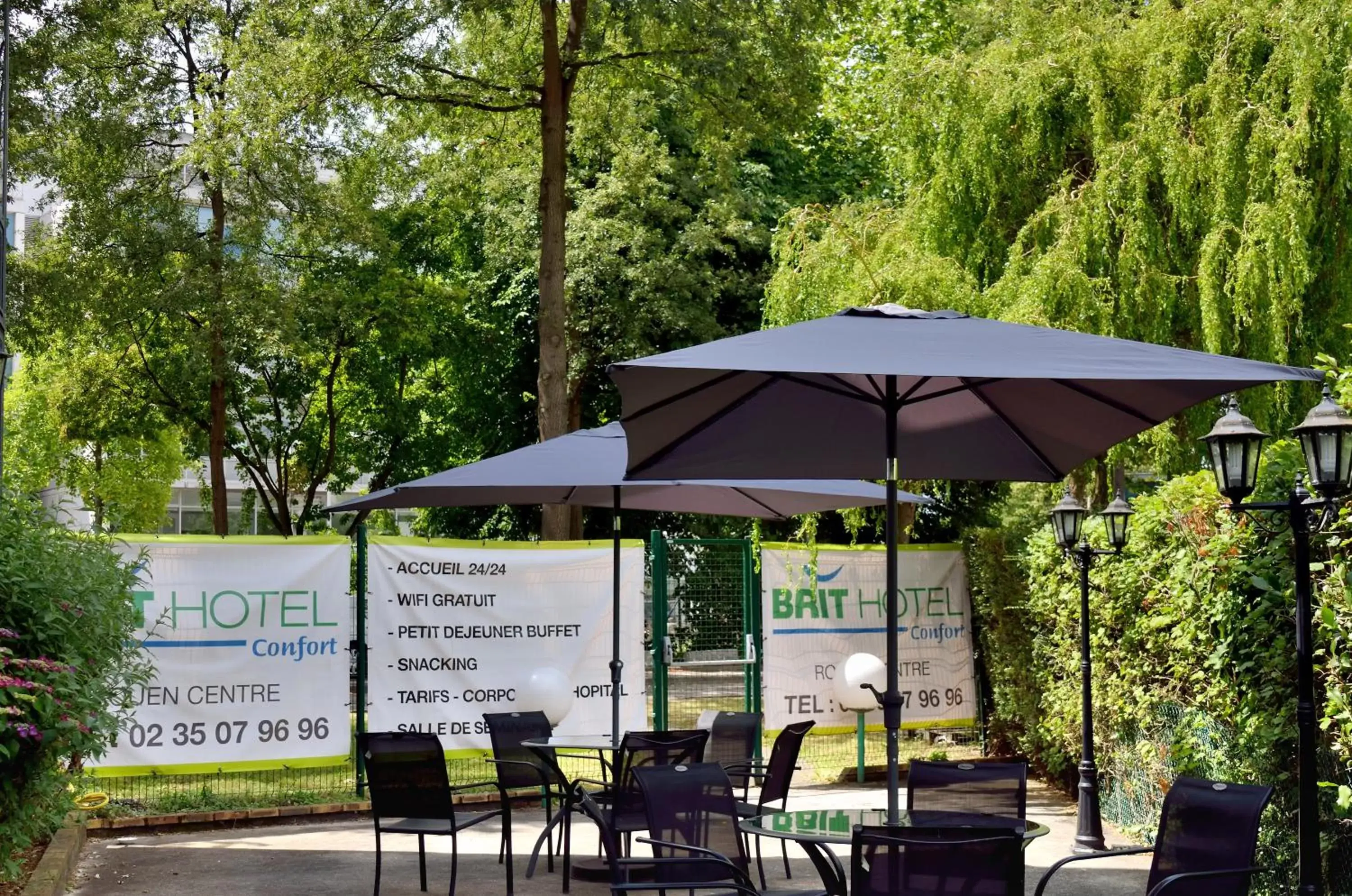 Patio in Brit Hotel Confort Rouen Centre