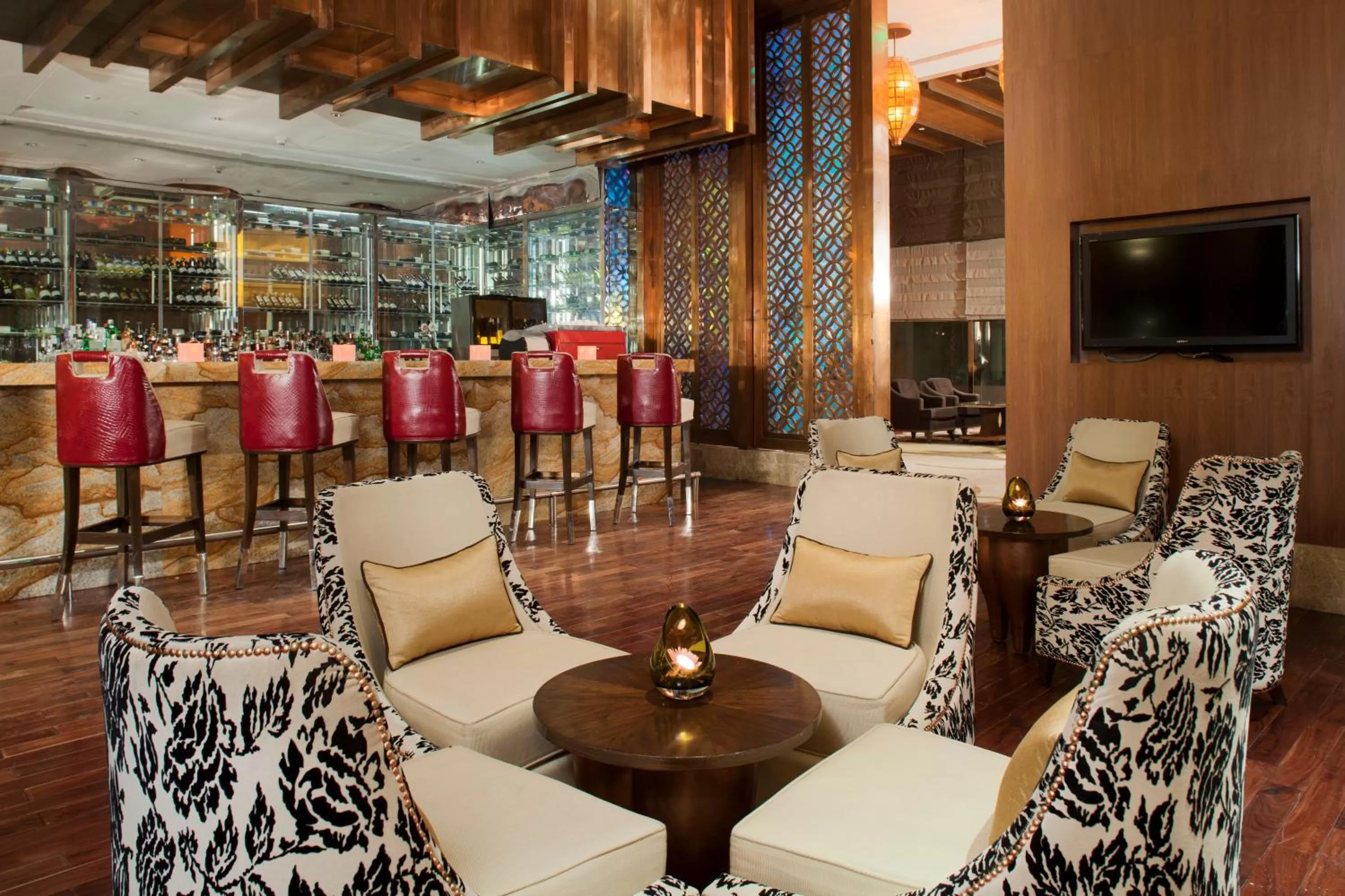 Lounge or bar in Crowne Plaza New Delhi Okhla by IHG