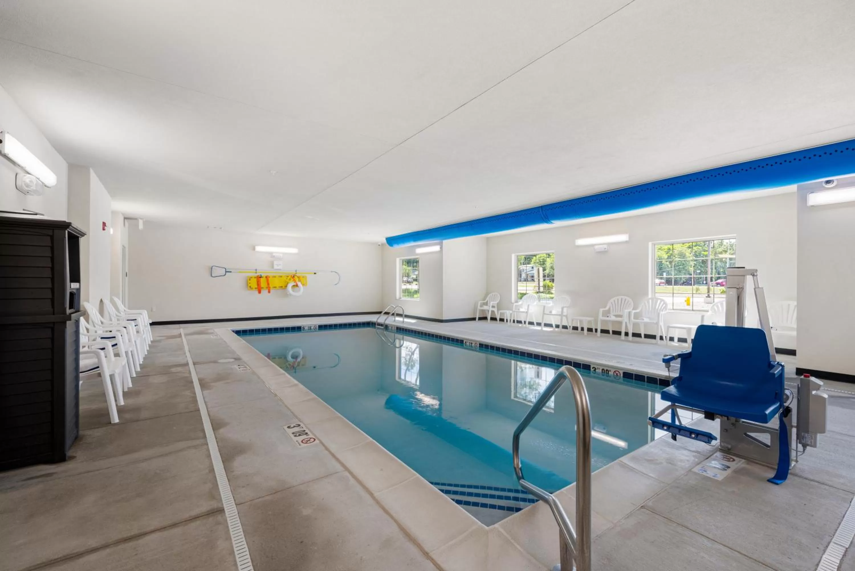 Swimming pool in Cobblestone Hotel & Suites - Urbana