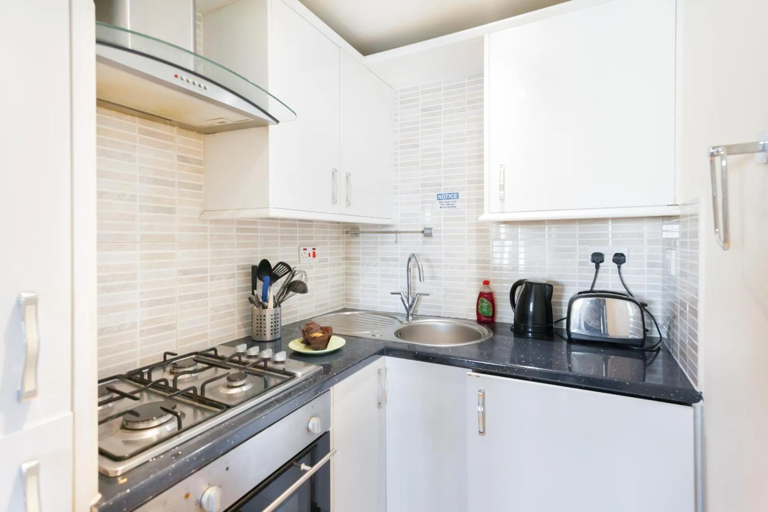 Kitchen or kitchenette, Kitchen/Kitchenette in Kings Cross Apartment