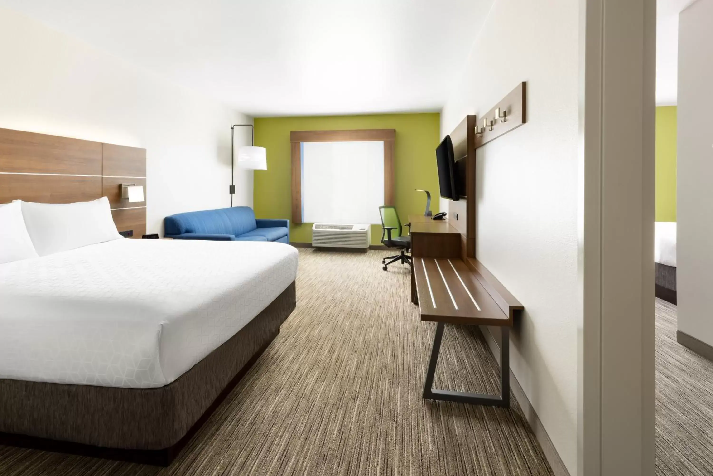 Bed in Holiday Inn Express & Suites Oakhurst-Yosemite Park Area, an IHG Hotel