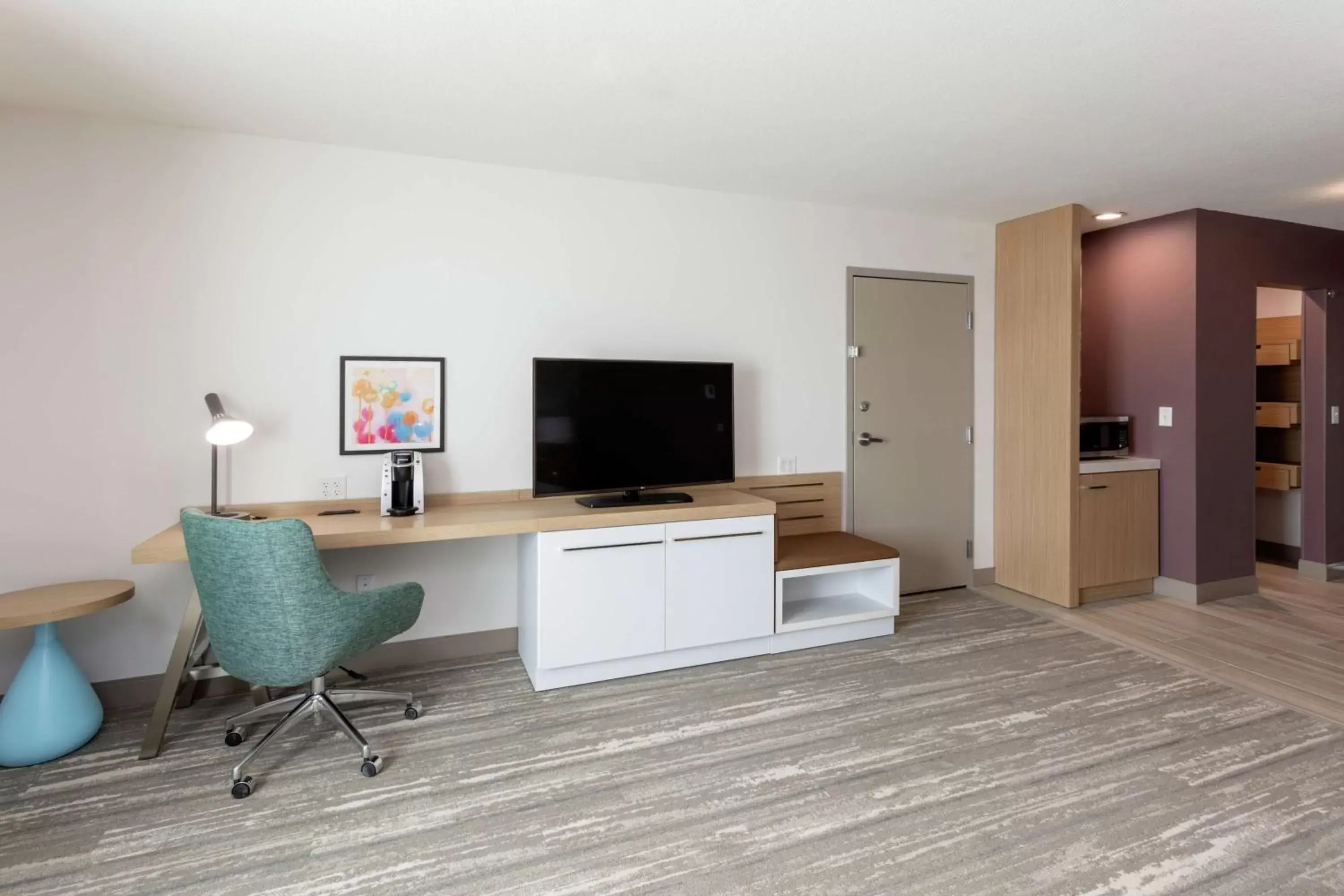 Bedroom, TV/Entertainment Center in Hilton Garden Inn St. Cloud, Mn