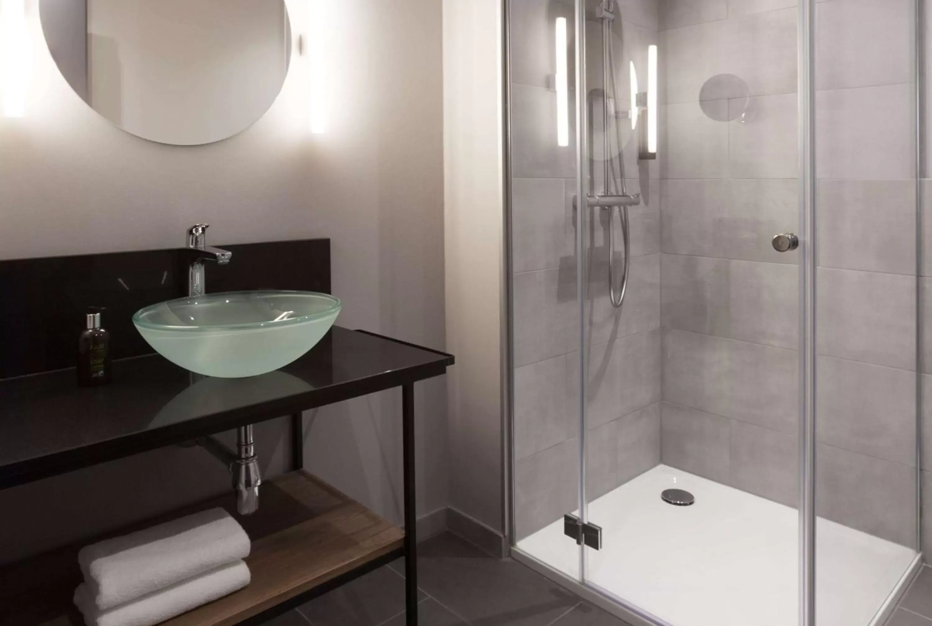 TV and multimedia, Bathroom in Vienna House Easy by Wyndham Bremen