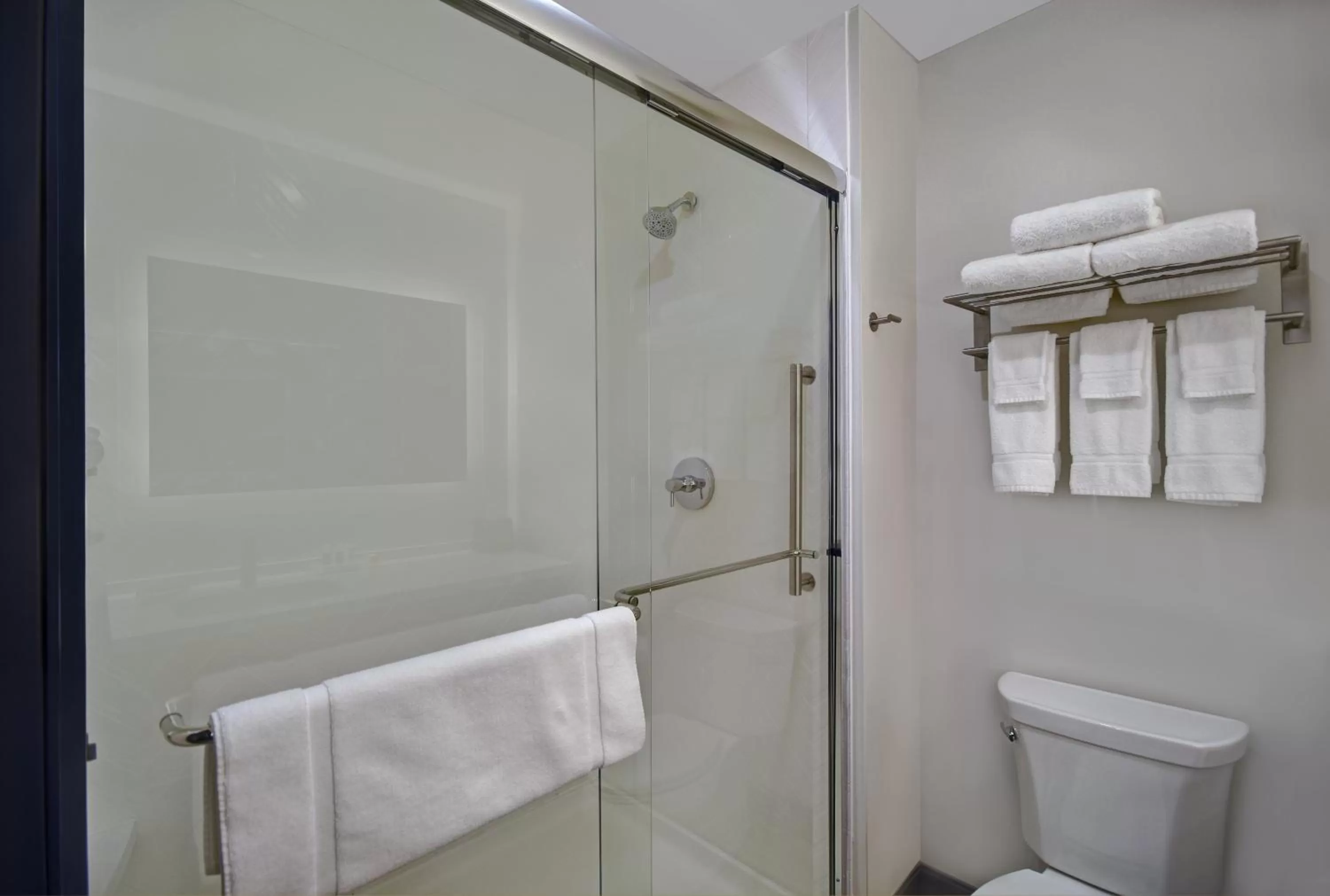 King Room - Hearing Accessible - Non-Smoking in Holiday Inn Grand Rapids North - Walker, an IHG Hotel