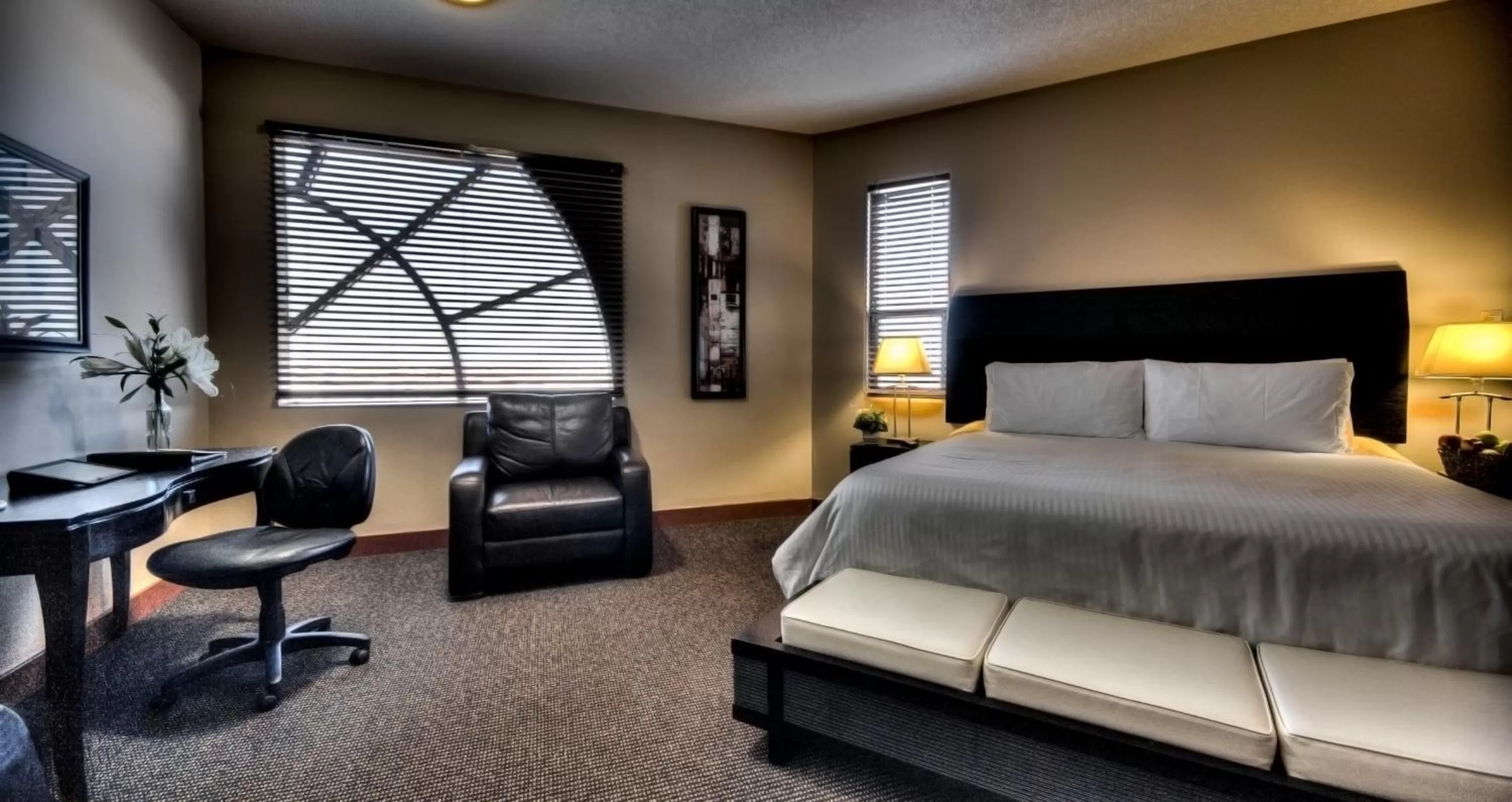 Photo of the whole room, Bed in Podollan Inn & Spa - Grande Prairie