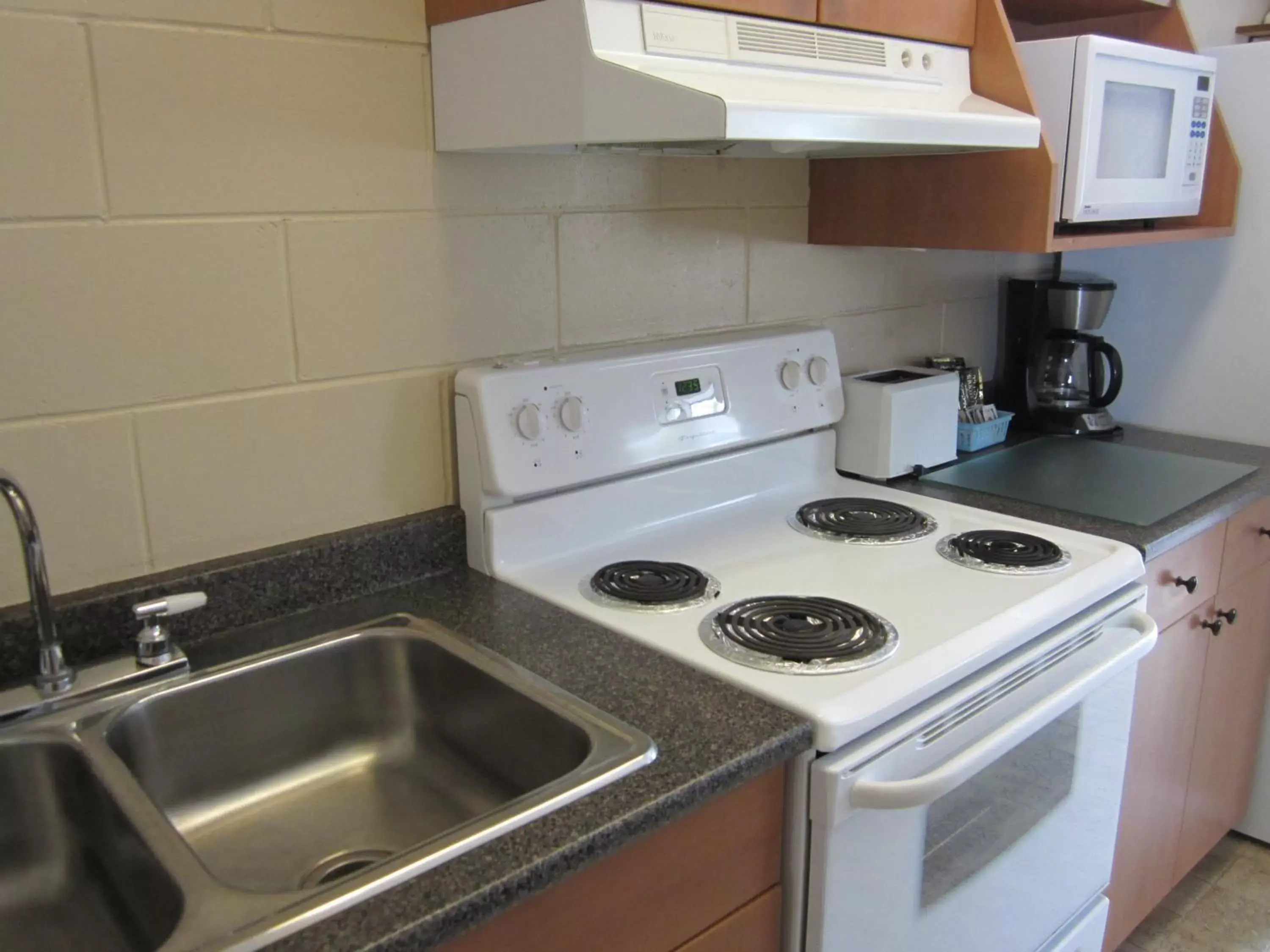 Kitchen/Kitchenette in Monte Carlo Motel