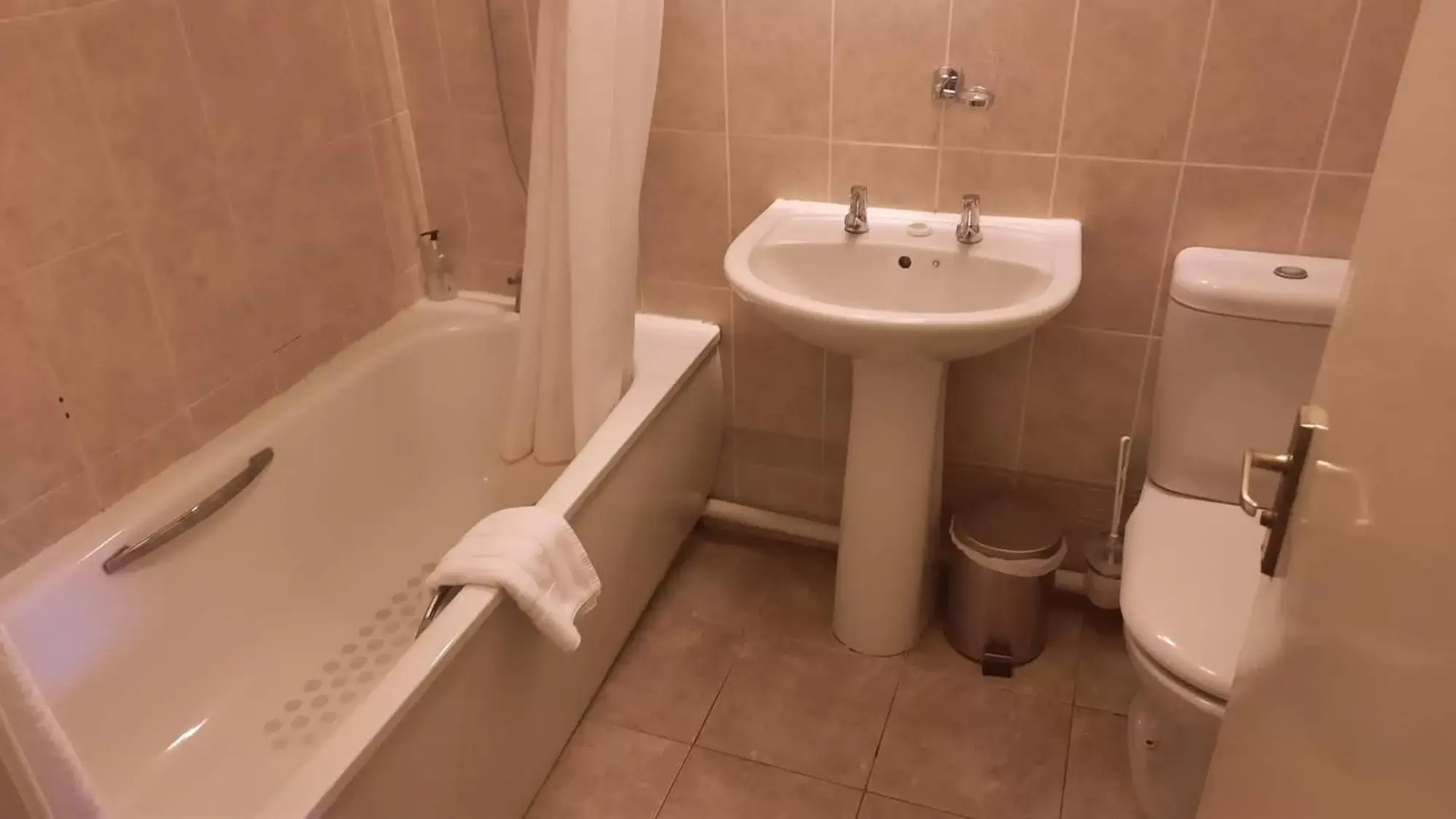 Bathroom in Hotel 1843 Reading