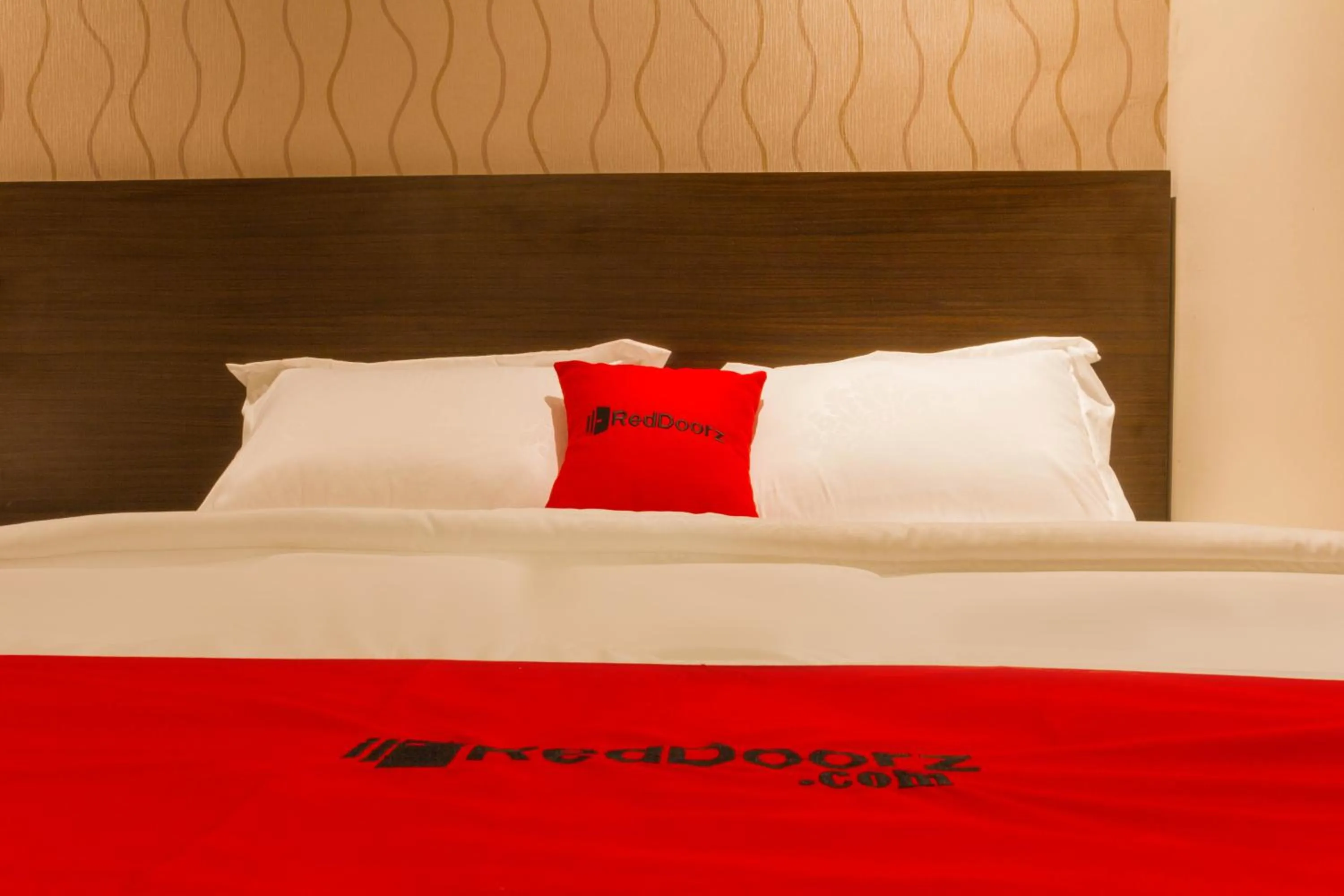 Bedroom, Bed in RedDoorz Plus @ Dipatiukur