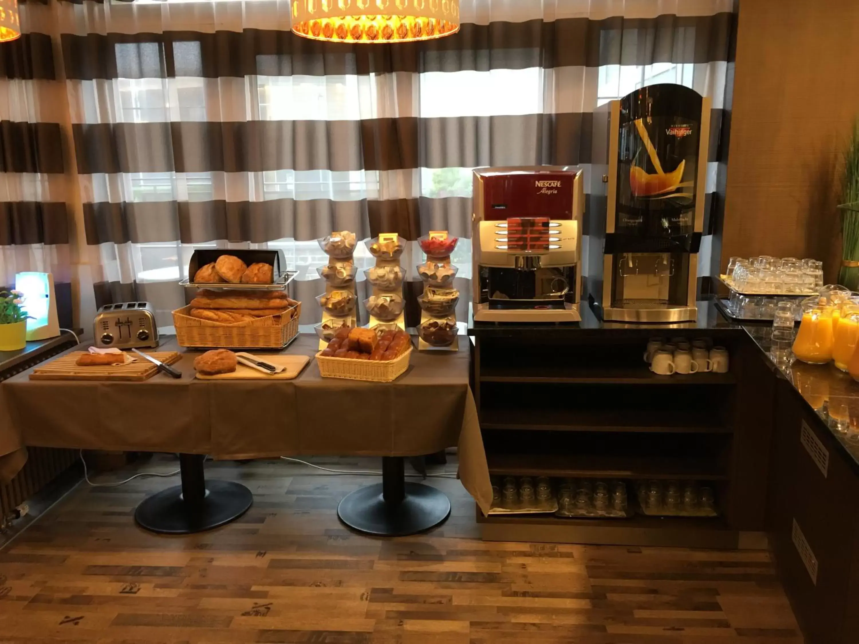Buffet breakfast in Threeland Hotel