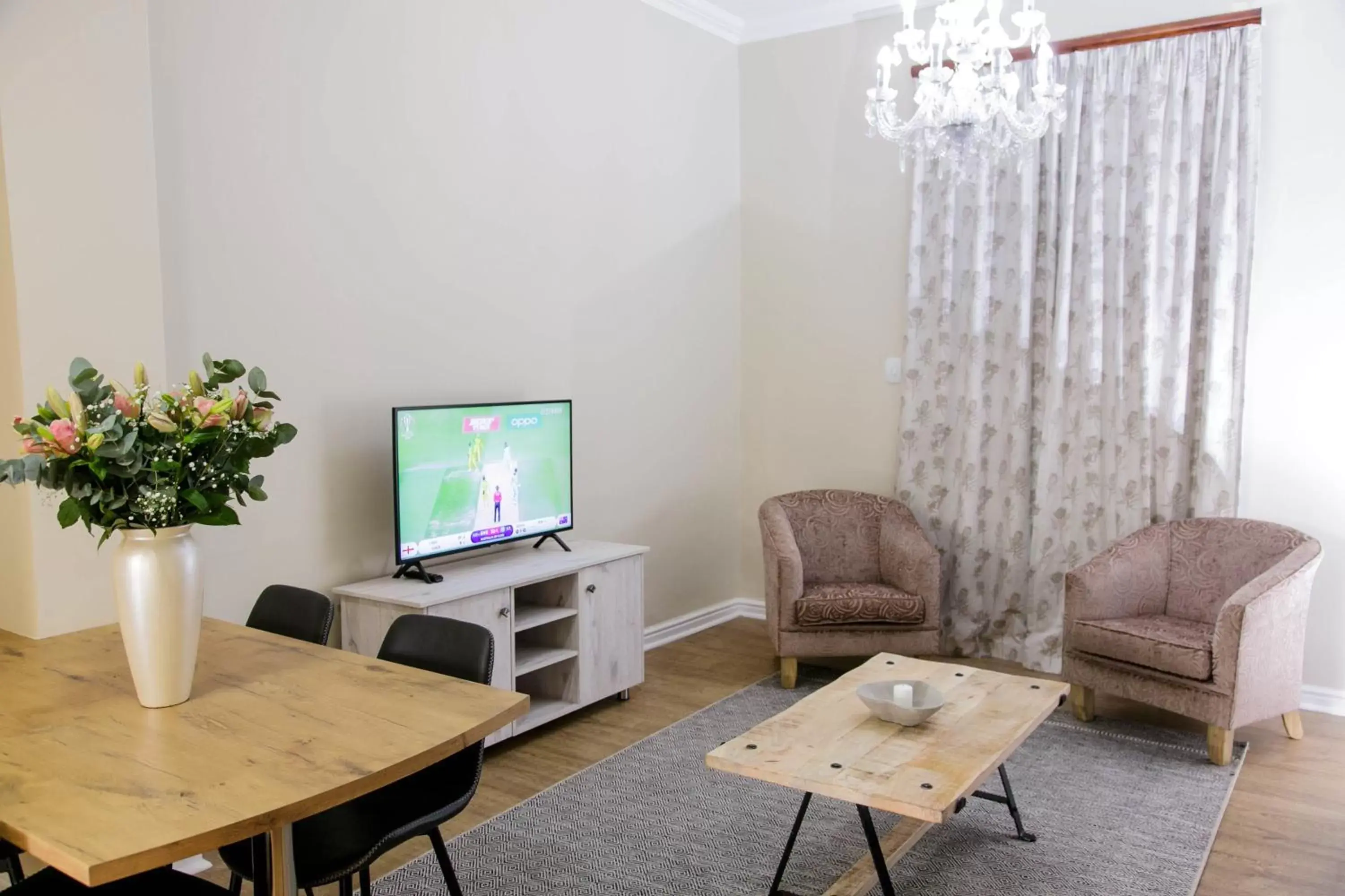 TV and multimedia, Seating Area in Queens Hotel by BON Hotels