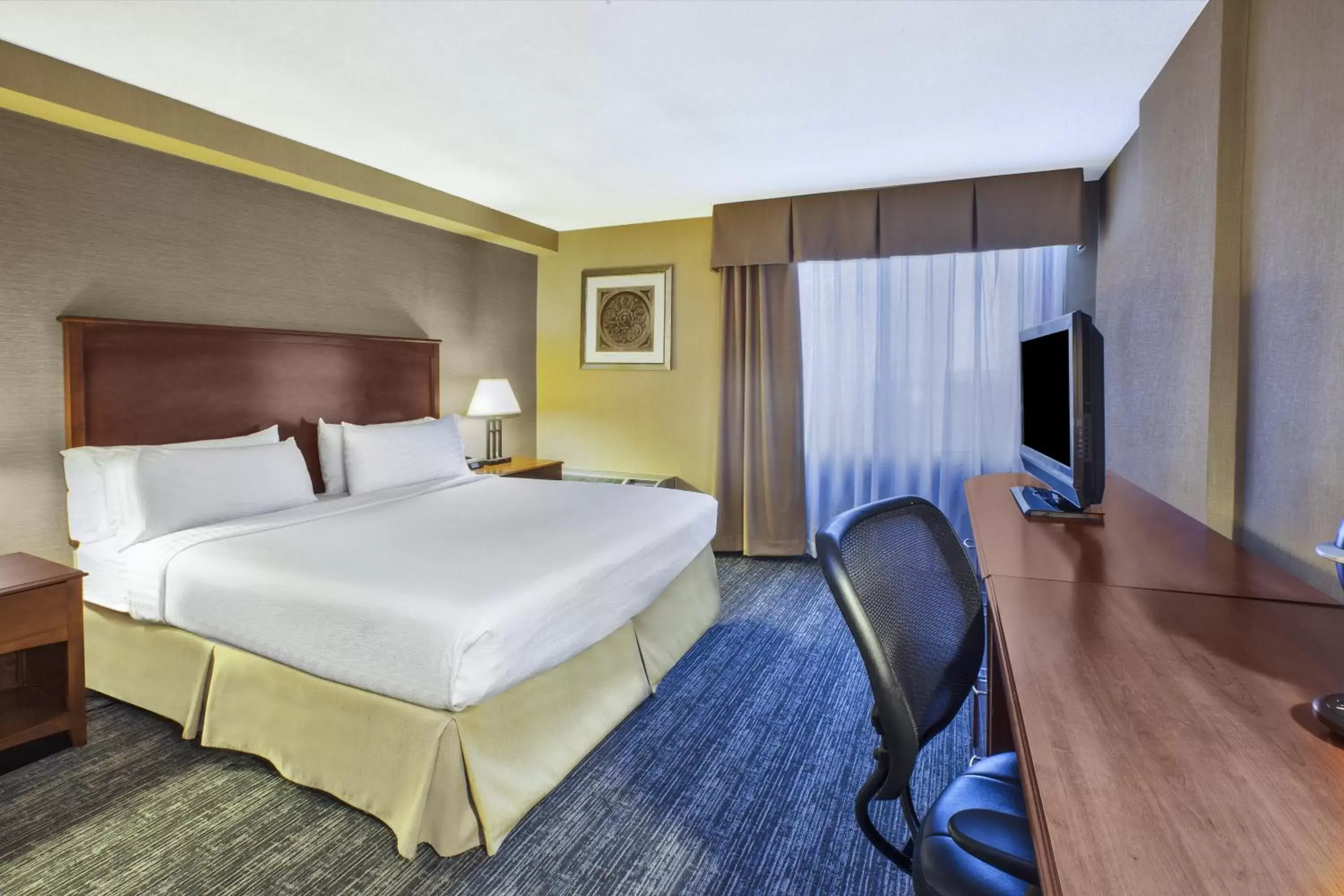 Photo of the whole room, Bed in Holiday Inn National Airport/Crystal City, an IHG Hotel