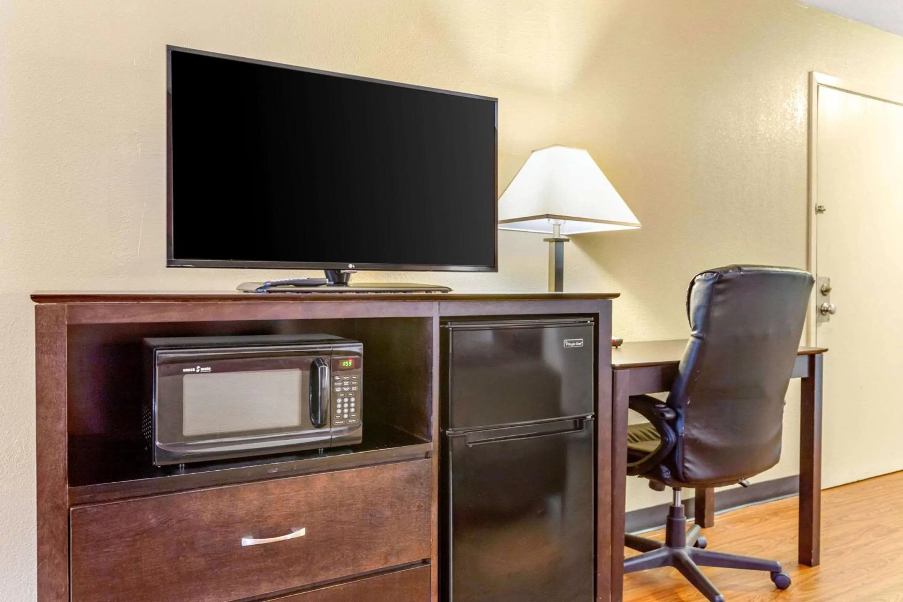 Photo of the whole room in Econo Lodge Burlington I-40