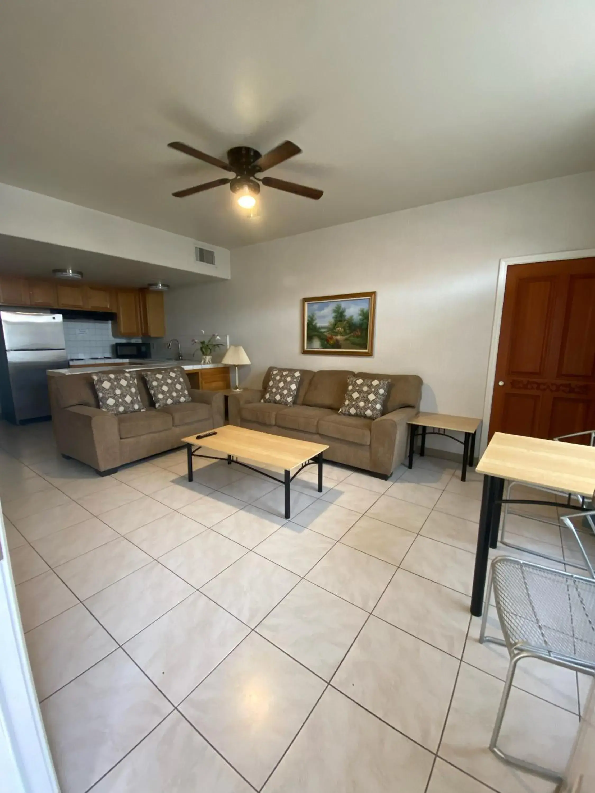 Seating Area in Garden Inn and Suites Fresno