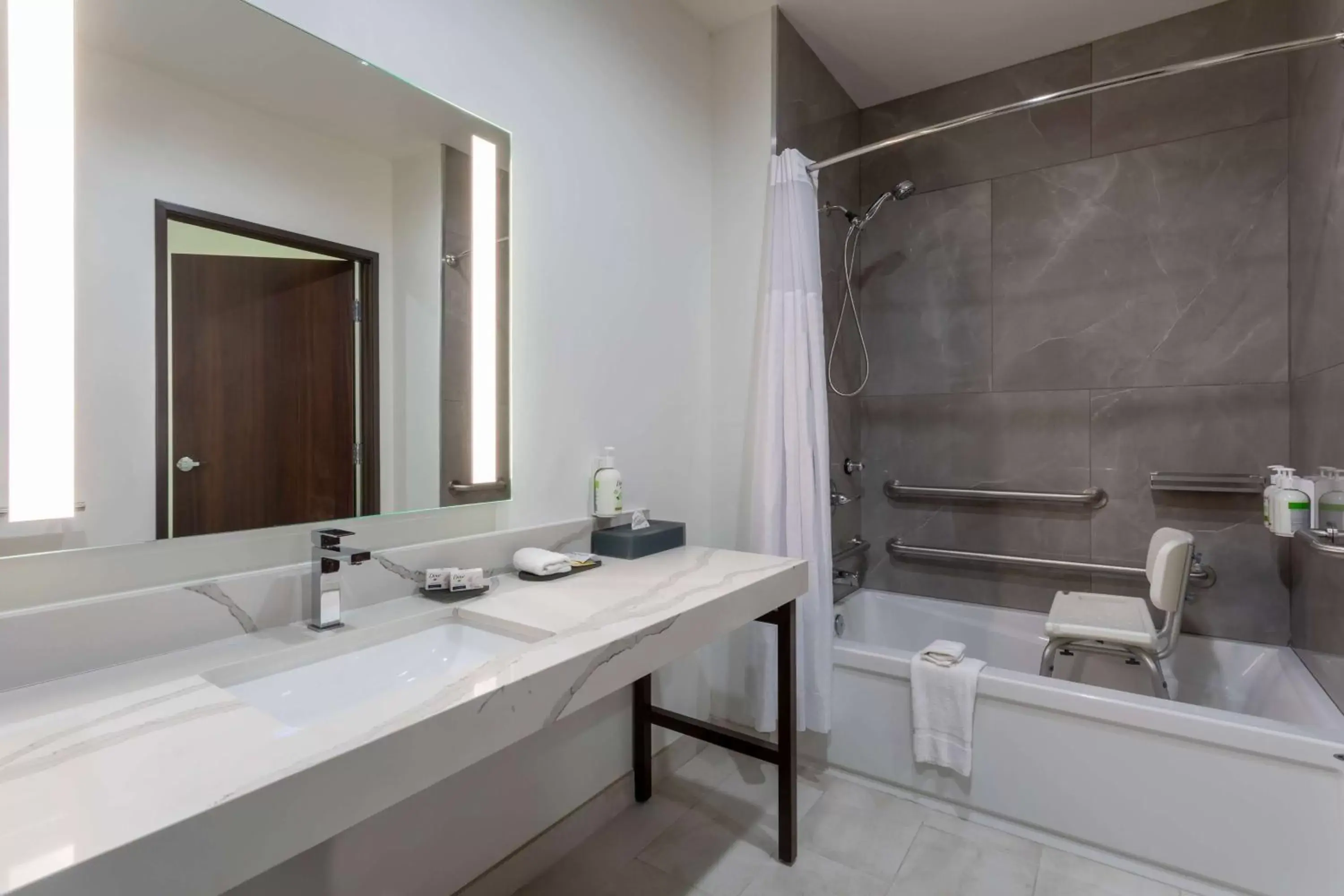 Bathroom in La Quinta Inn & Suites by Wyndham Galt Lodi North