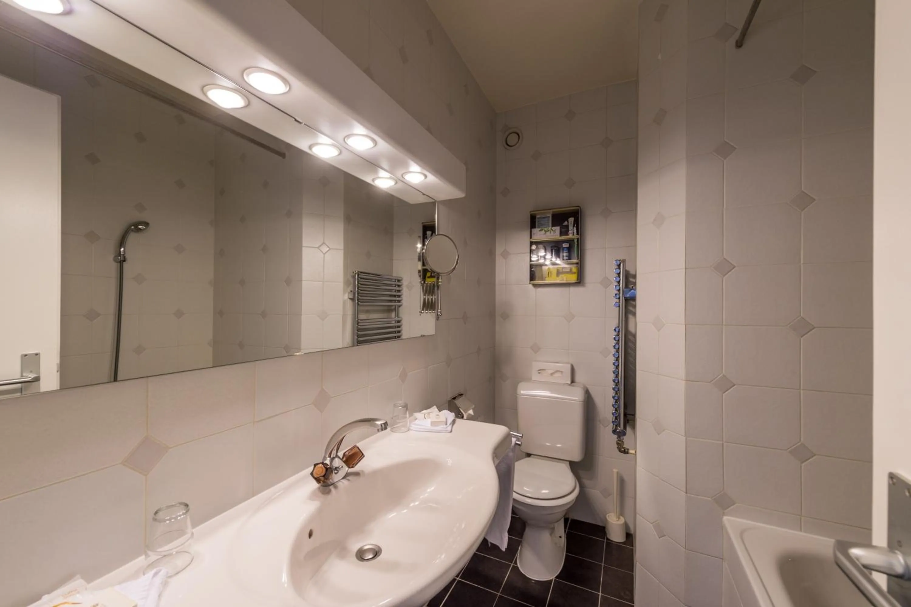 Shower in Hotel Churchill