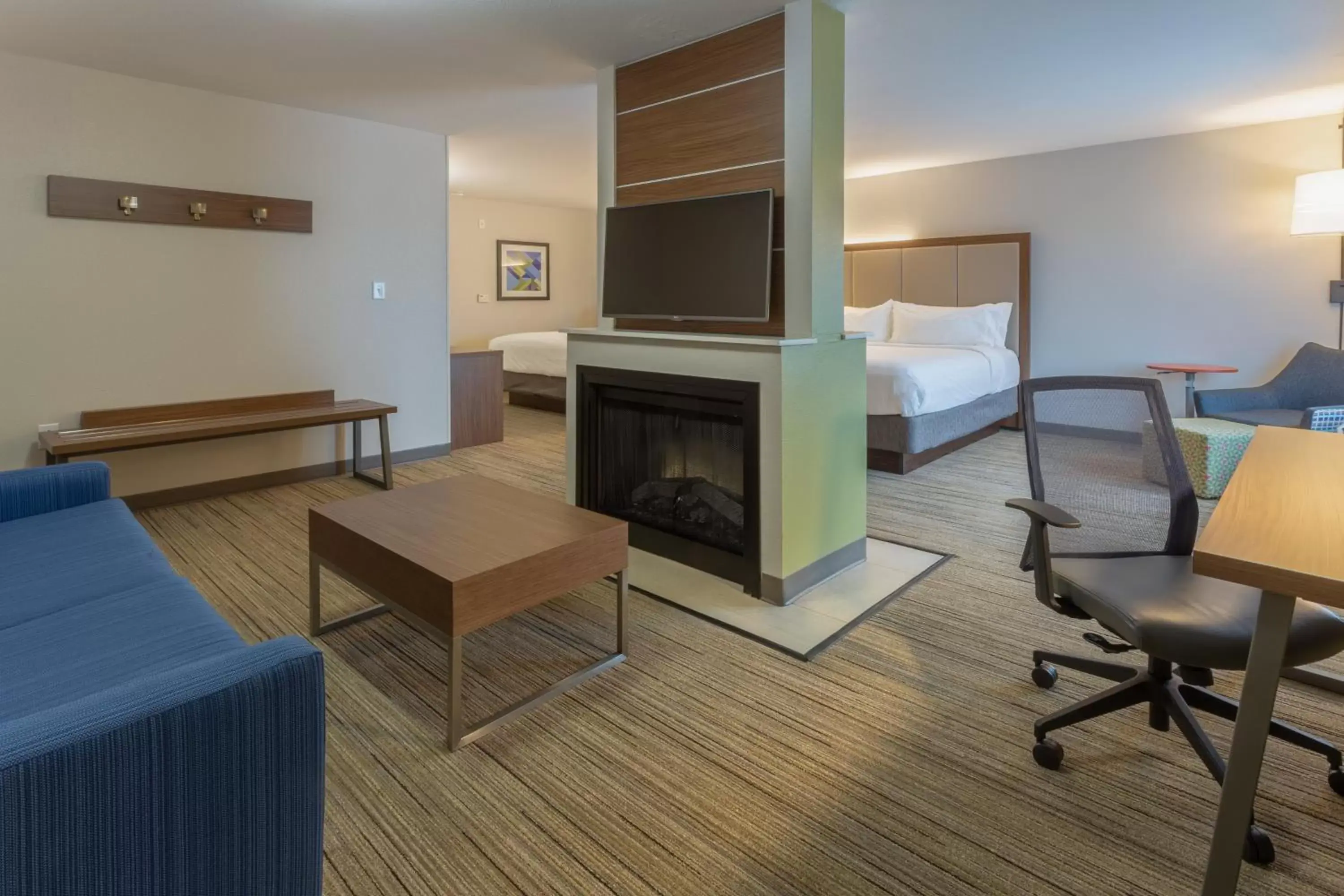 Bedroom, TV/Entertainment Center in Holiday Inn Express - Indianapolis - Southeast, an IHG Hotel