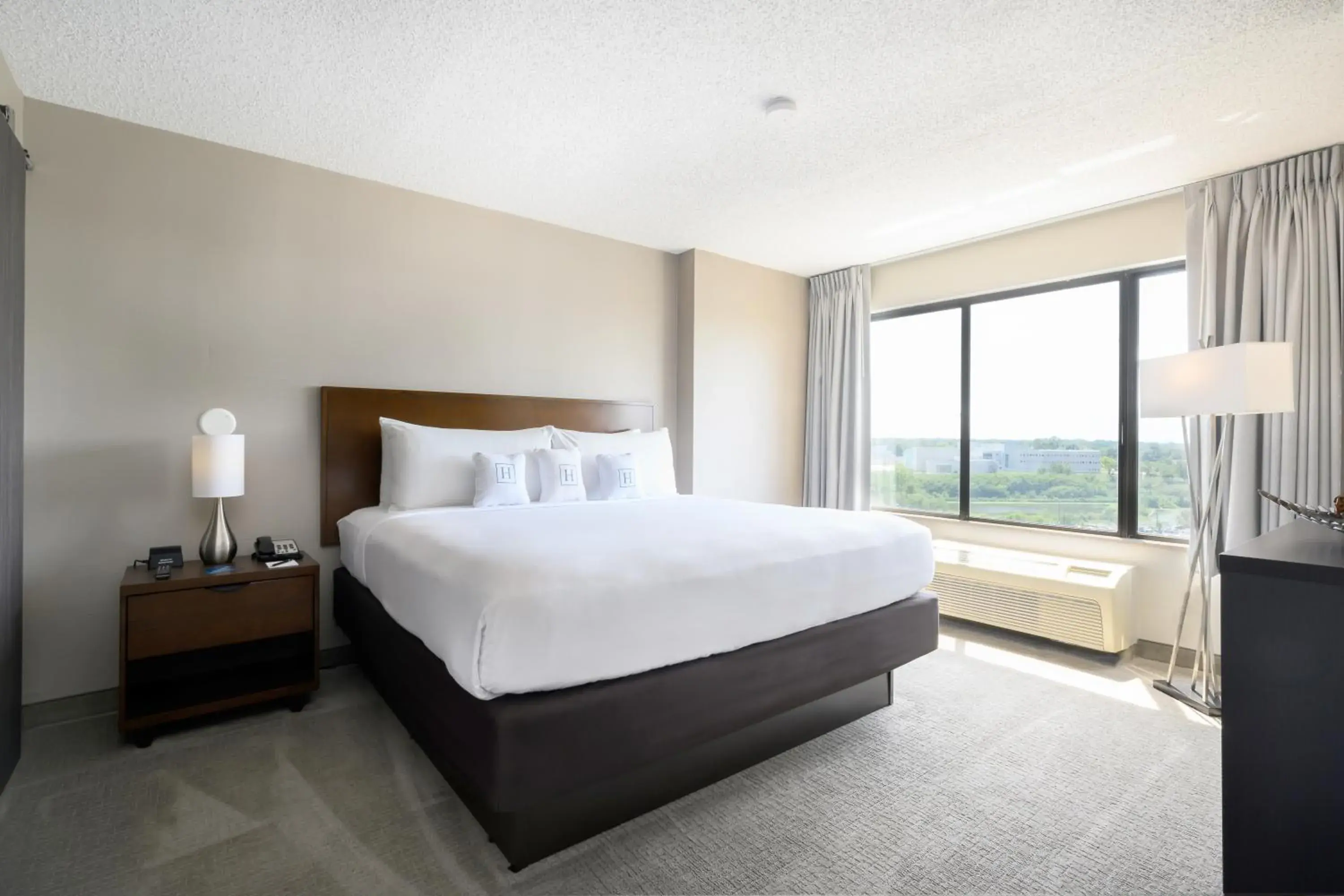 Bedroom, Bed in Harborside Hotel