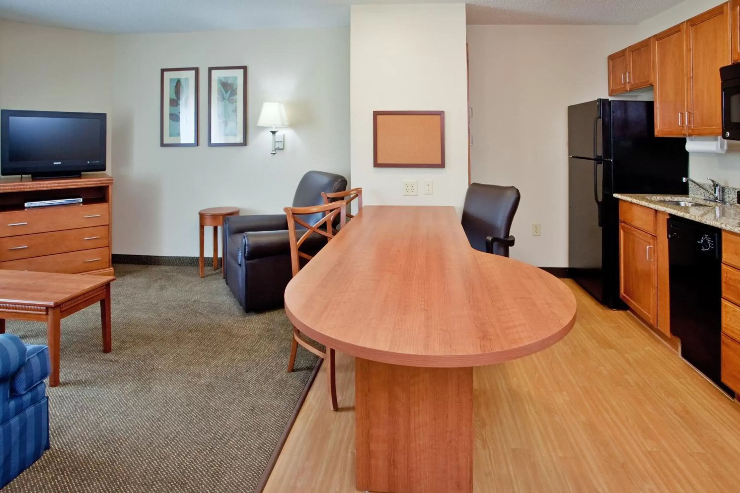 Bedroom, TV/Entertainment Center in Candlewood Suites Colonial Heights - Fort Lee, an IHG Hotel