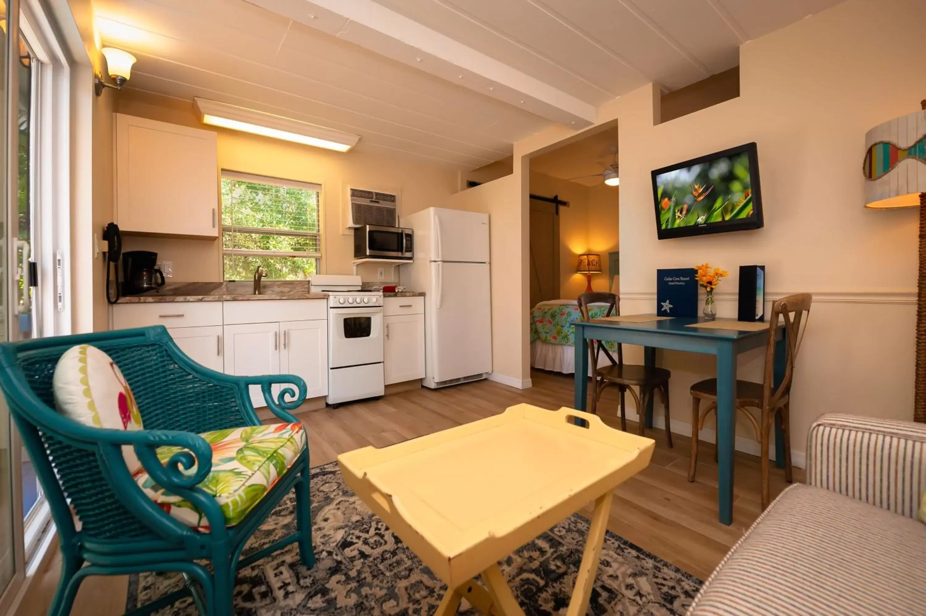 Kitchen or kitchenette, Seating Area in Cedar Cove Resort & Cottages