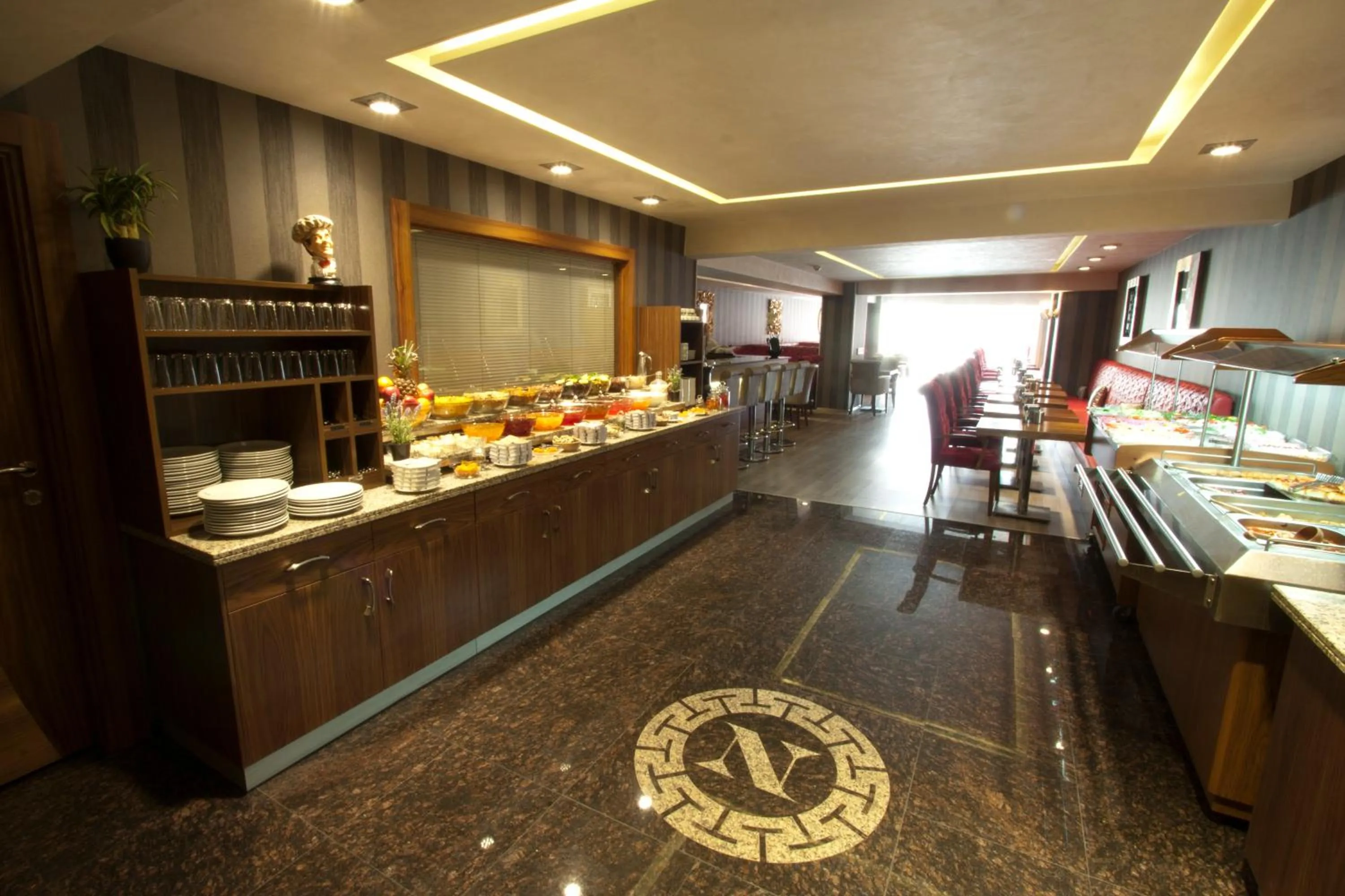 Restaurant/places to eat in Nanda Hotel