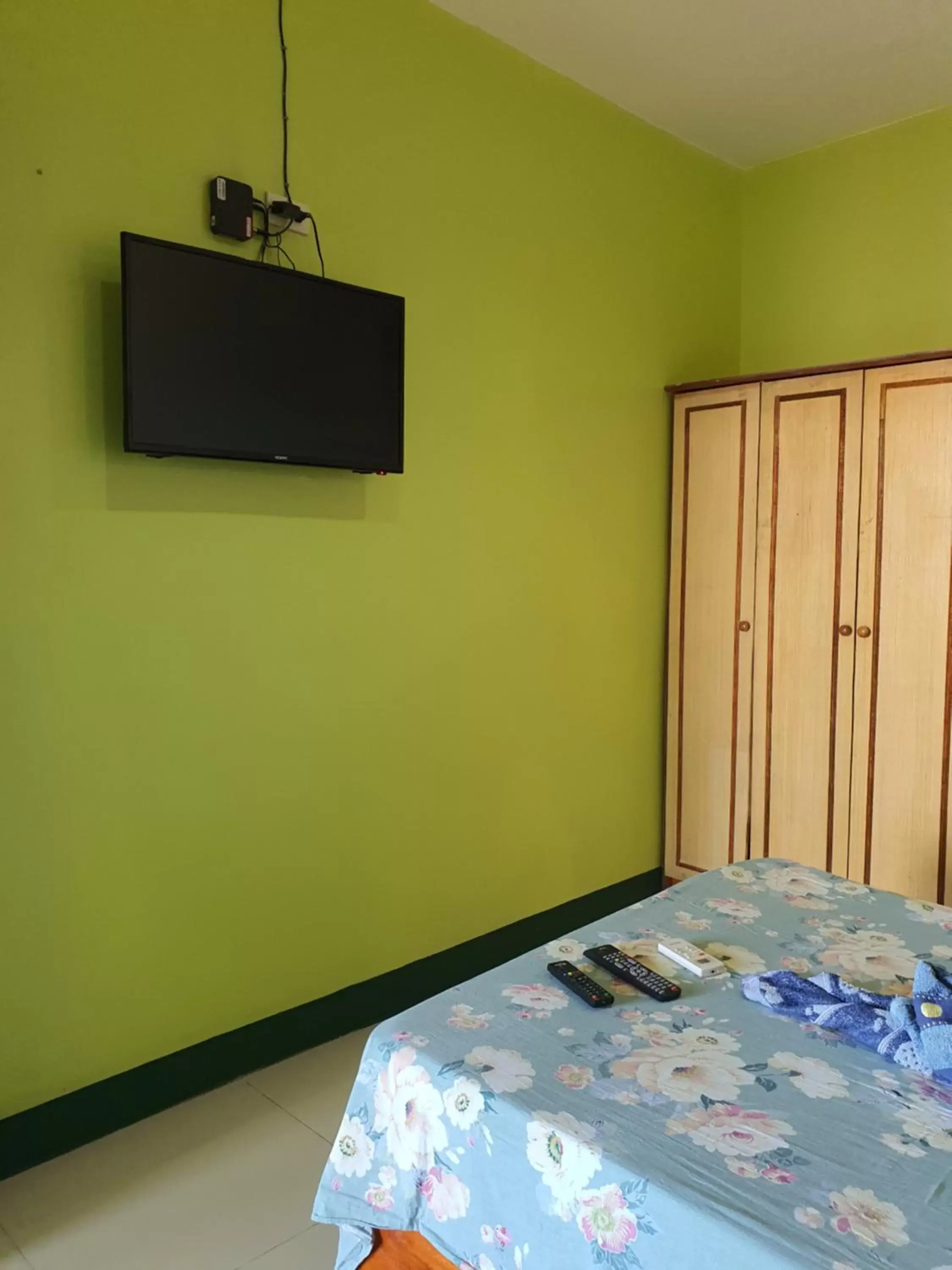 Bedroom, TV/Entertainment Center in Aosmec Square Hotel