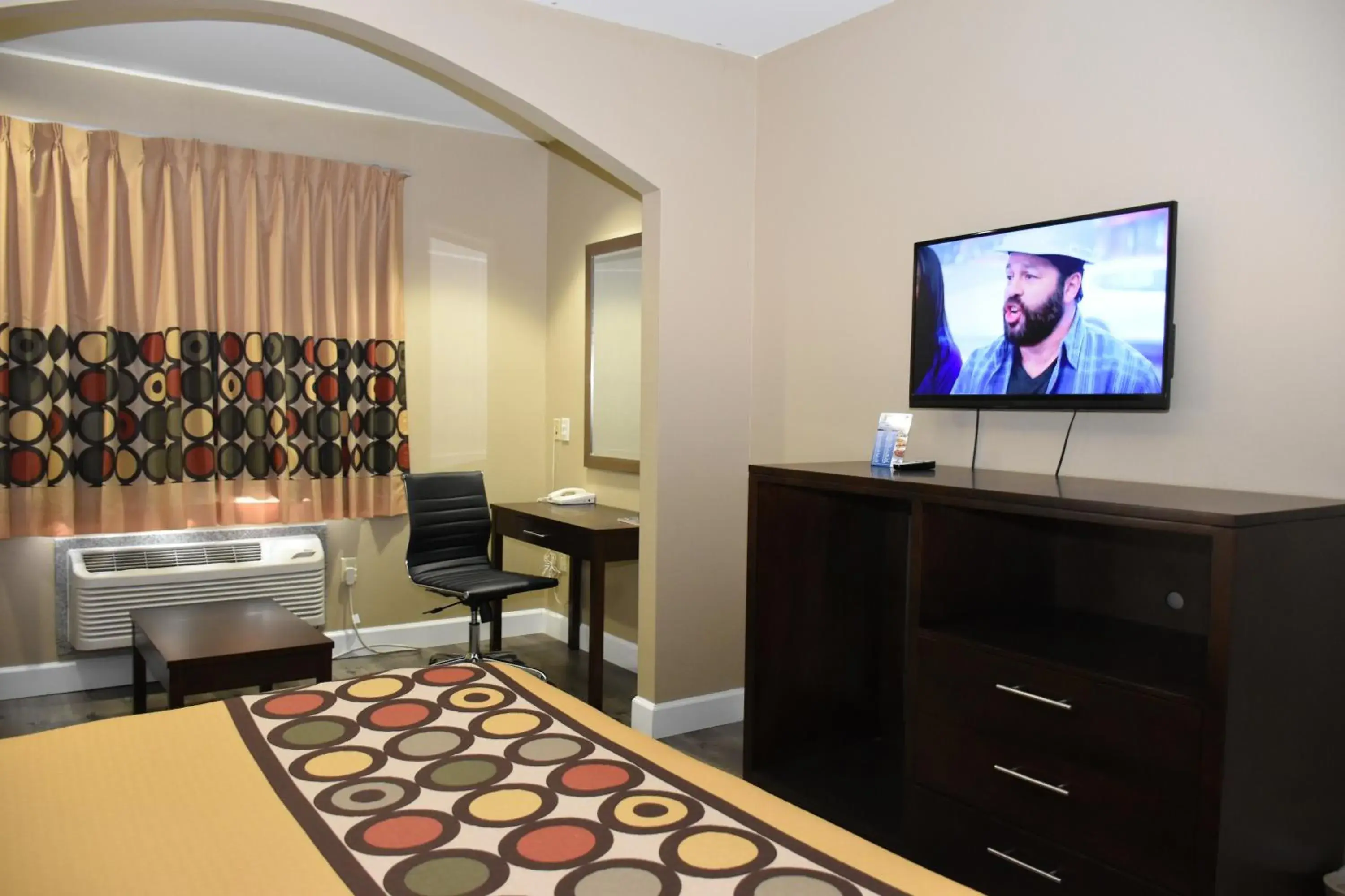 Bed, TV/Entertainment Center in Super 8 by Wyndham Beaumont South I-10 & Walden Rd