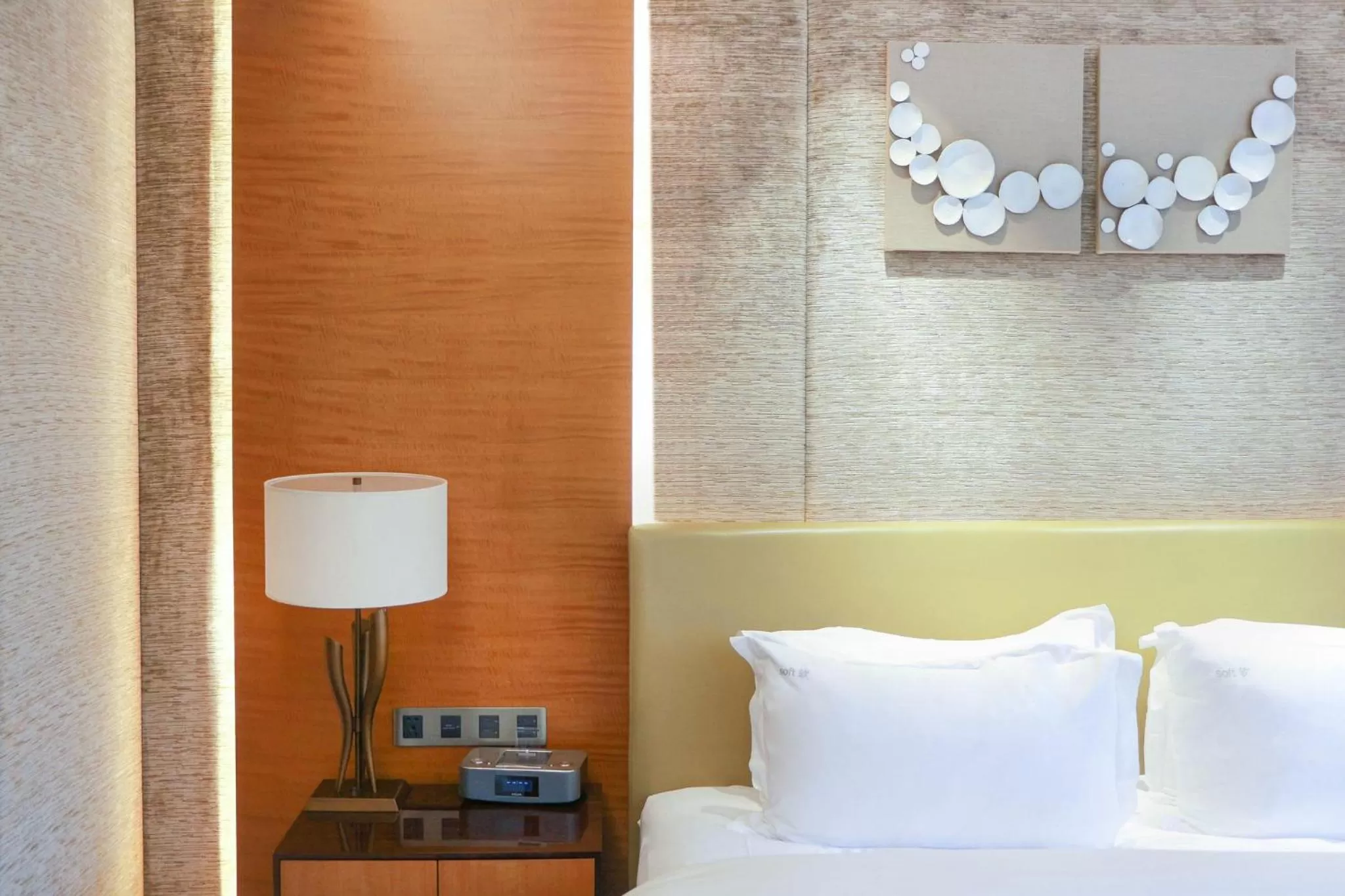 Photo of the whole room, Bed in Holiday Inn Nanjing Xuanwu Lake by IHG