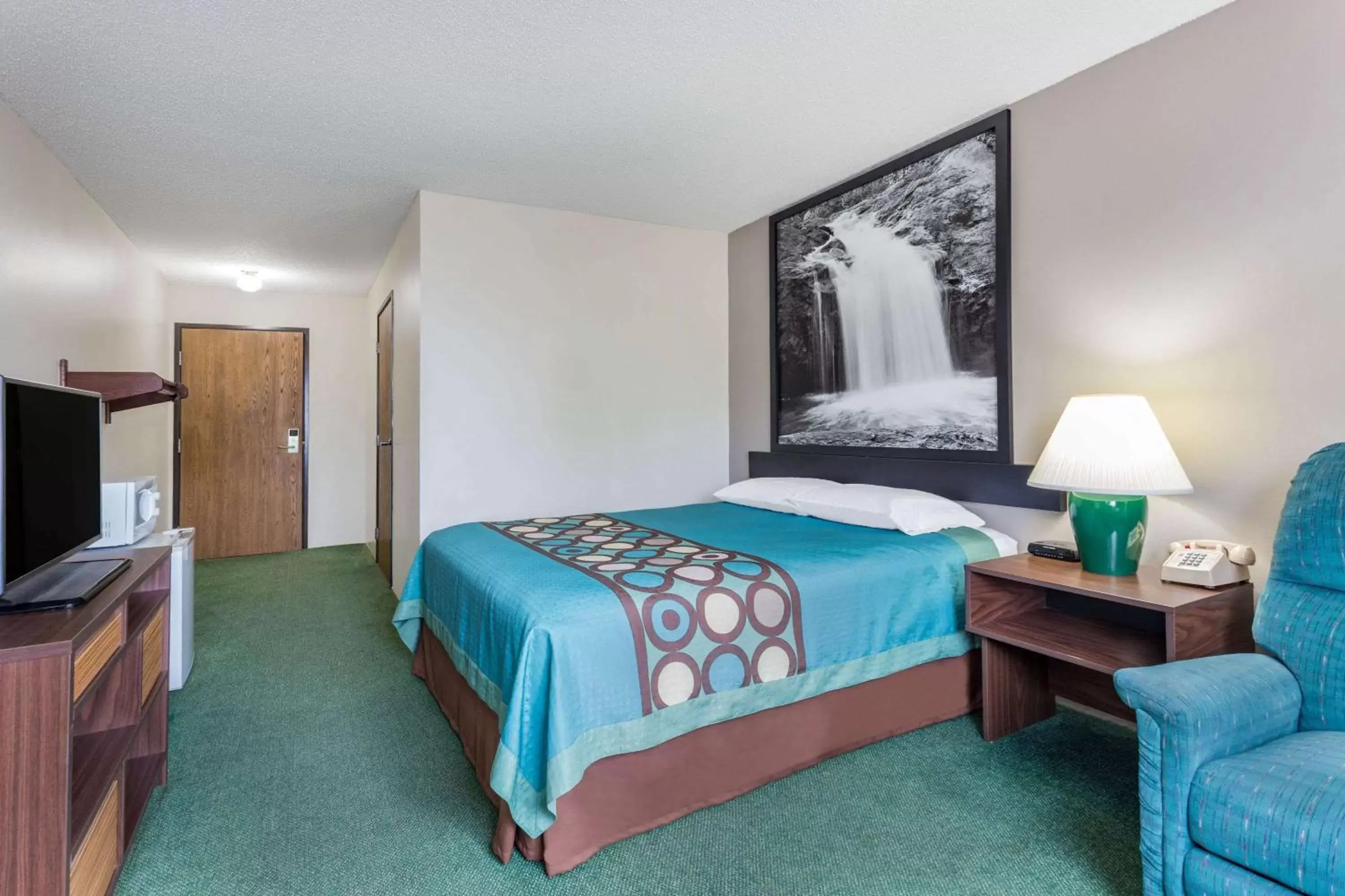 Photo of the whole room, Bed in Super 8 by Wyndham Reedsburg