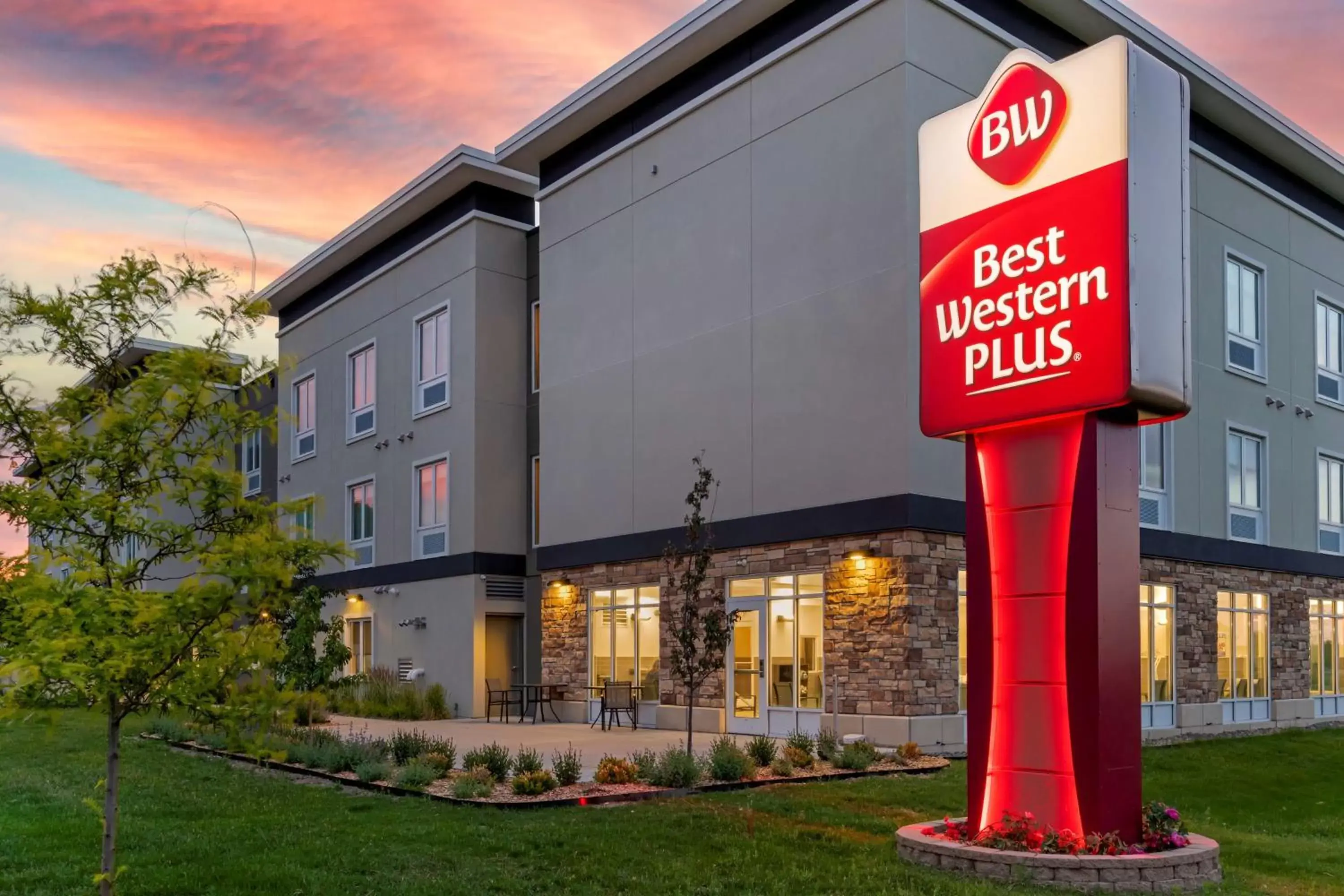 Property building in Best Western Plus Isanti Property building in Best Western Plus Isanti