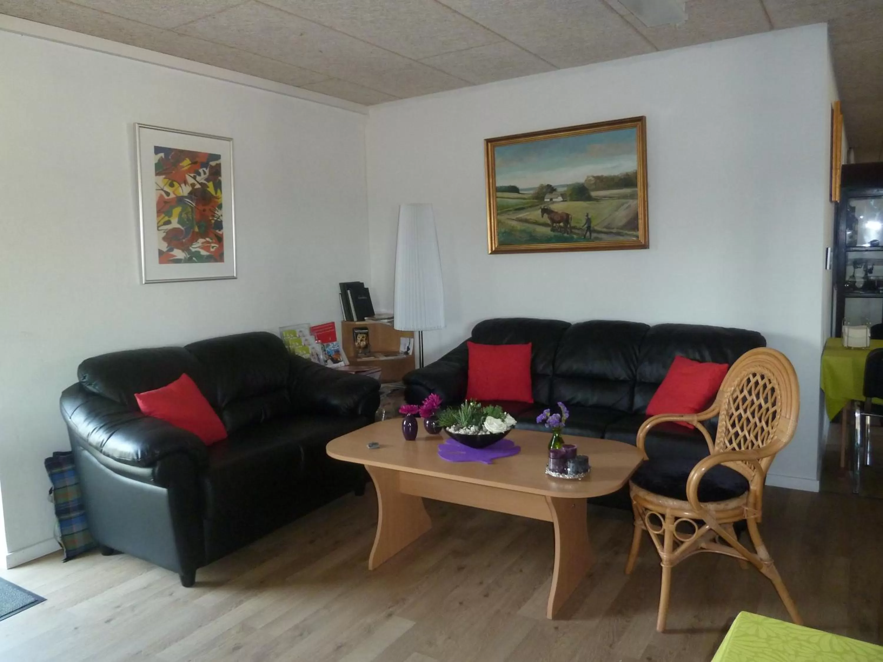 Communal lounge/ TV room in Give Bed & Breakfast