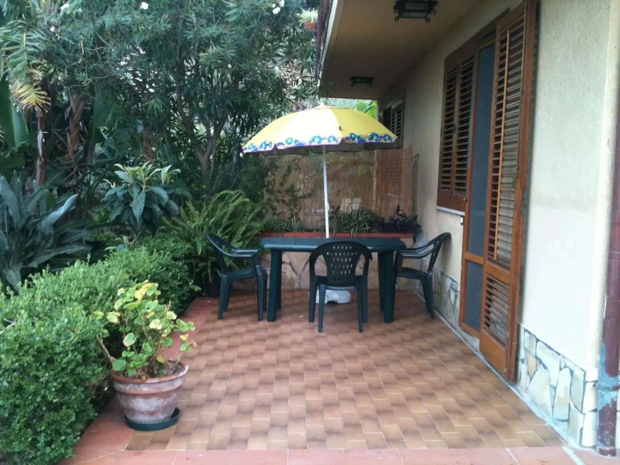 Balcony/Terrace in Stanza in Villa con giardino vista mare