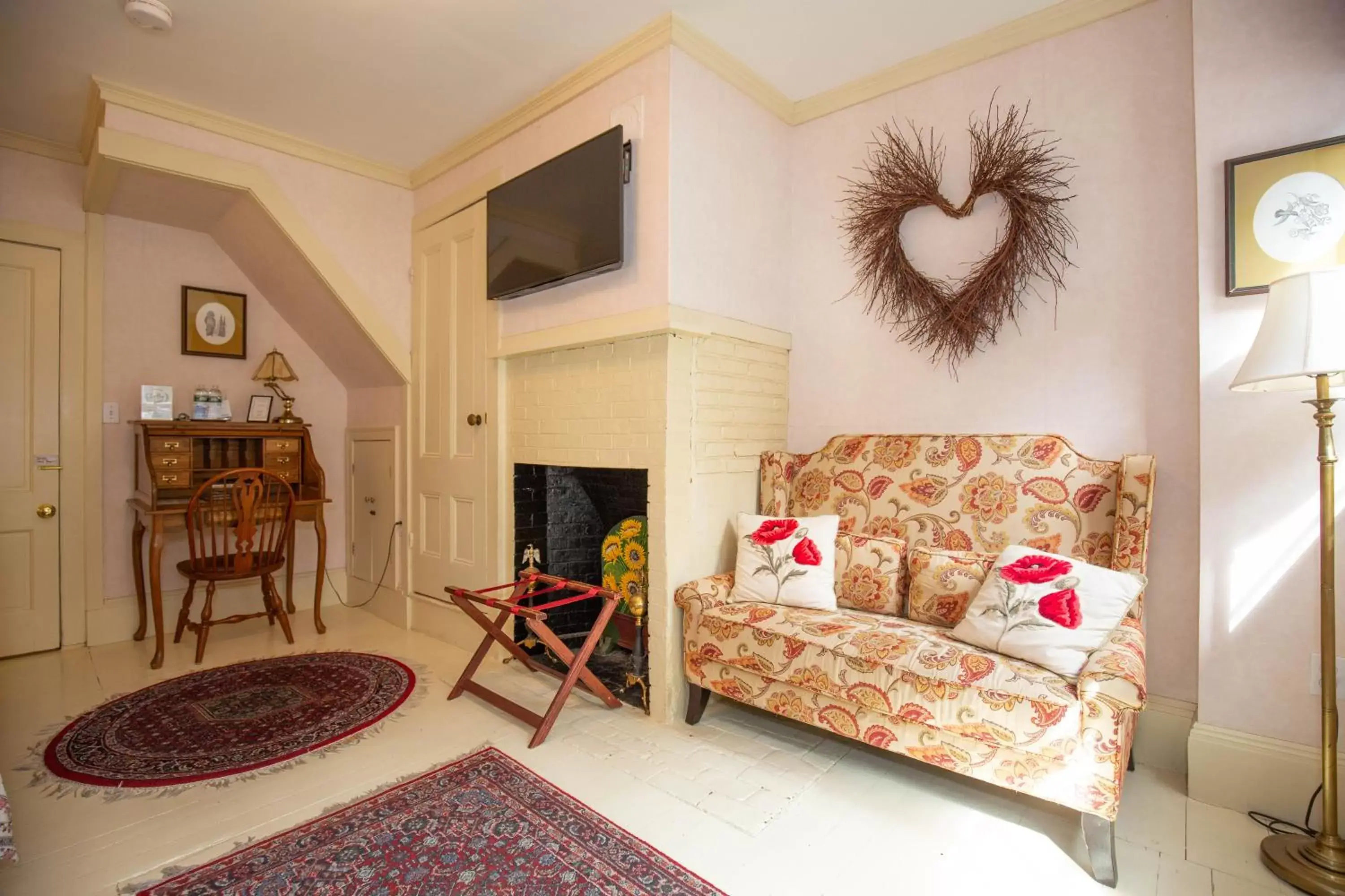 Bedroom, Seating Area in Clark Currier Inn