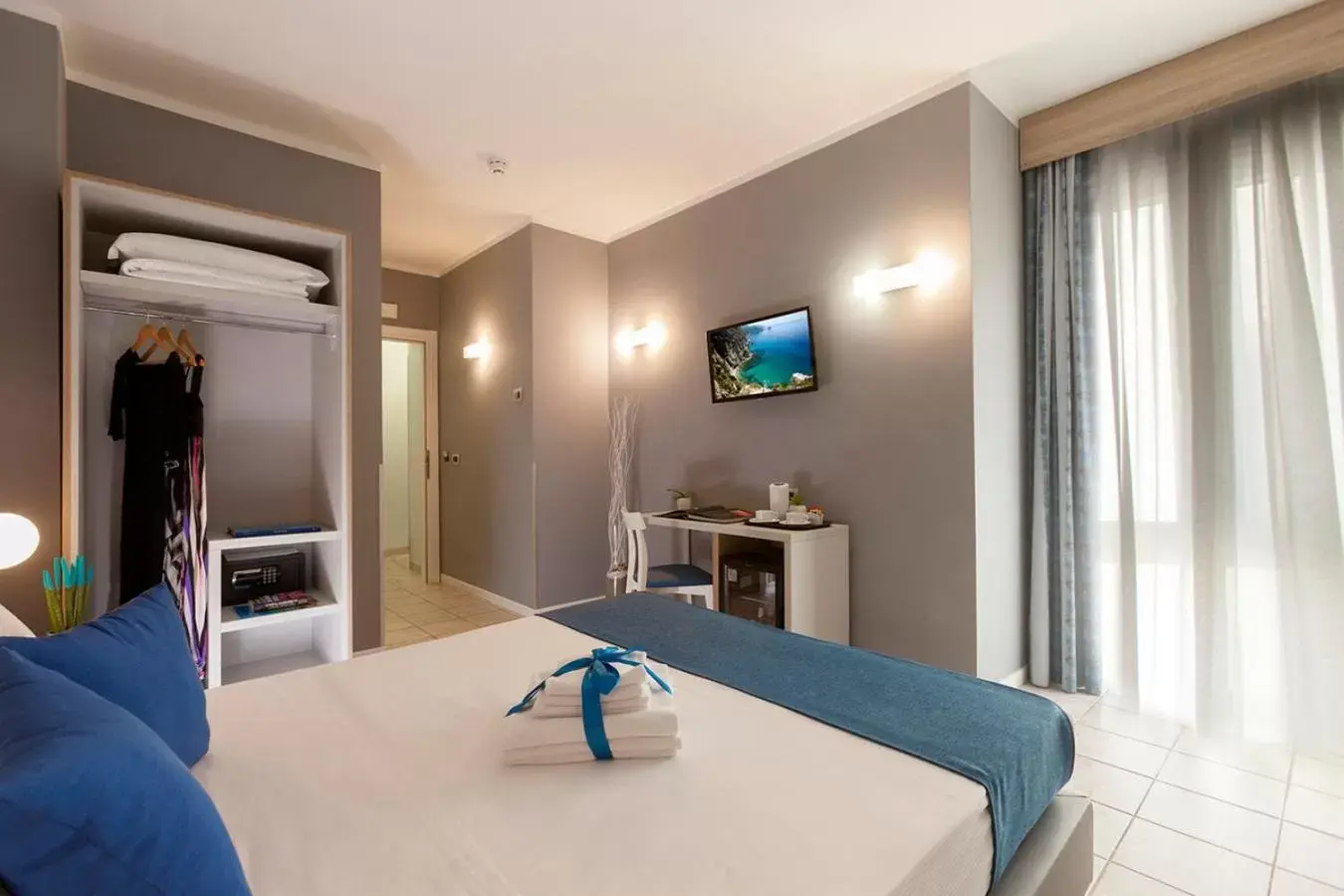 Bedroom, TV/Entertainment Center in Bike&Boat Argentario Hotel