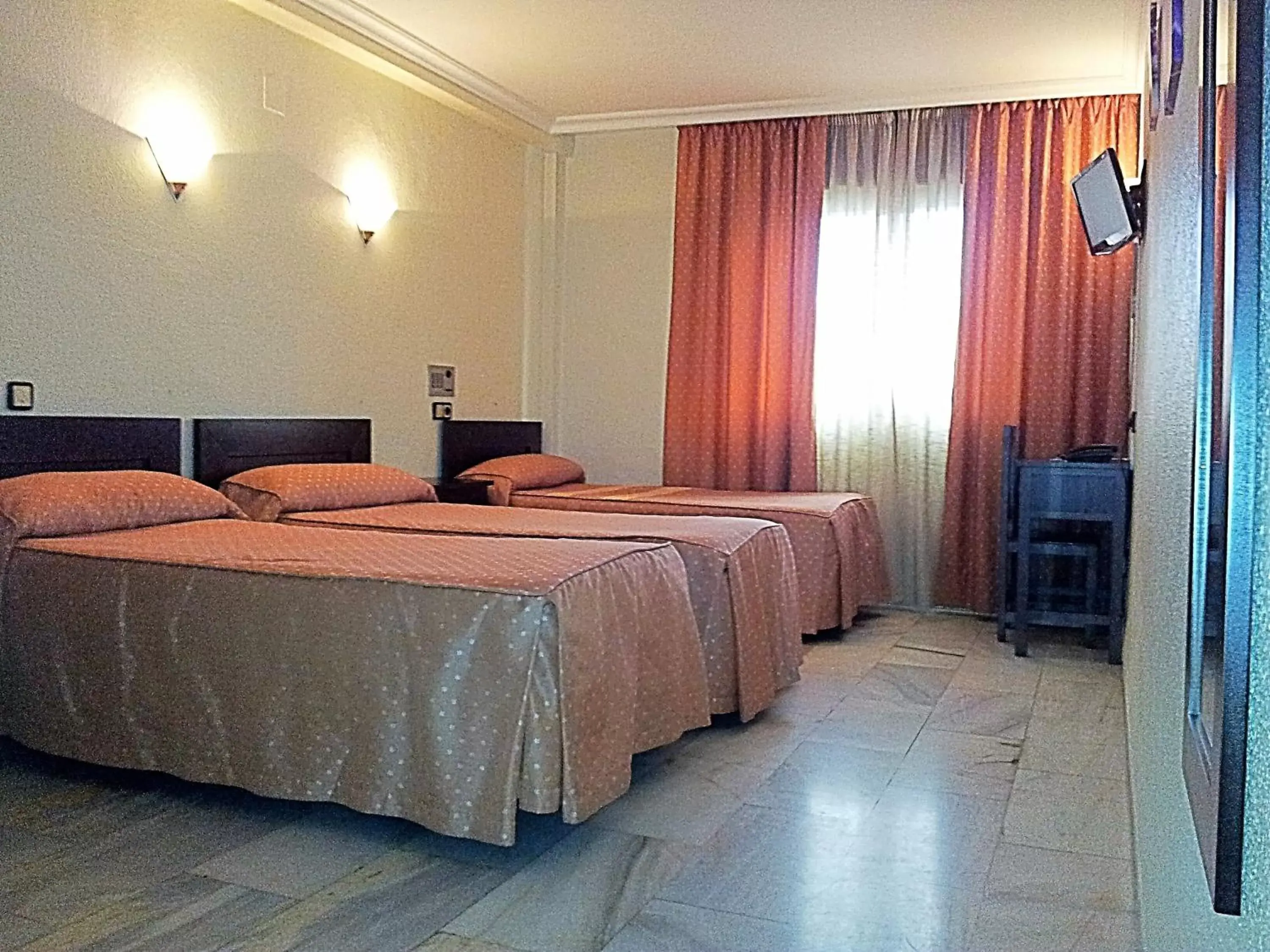 Photo of the whole room, Bed in Hotel Averroes