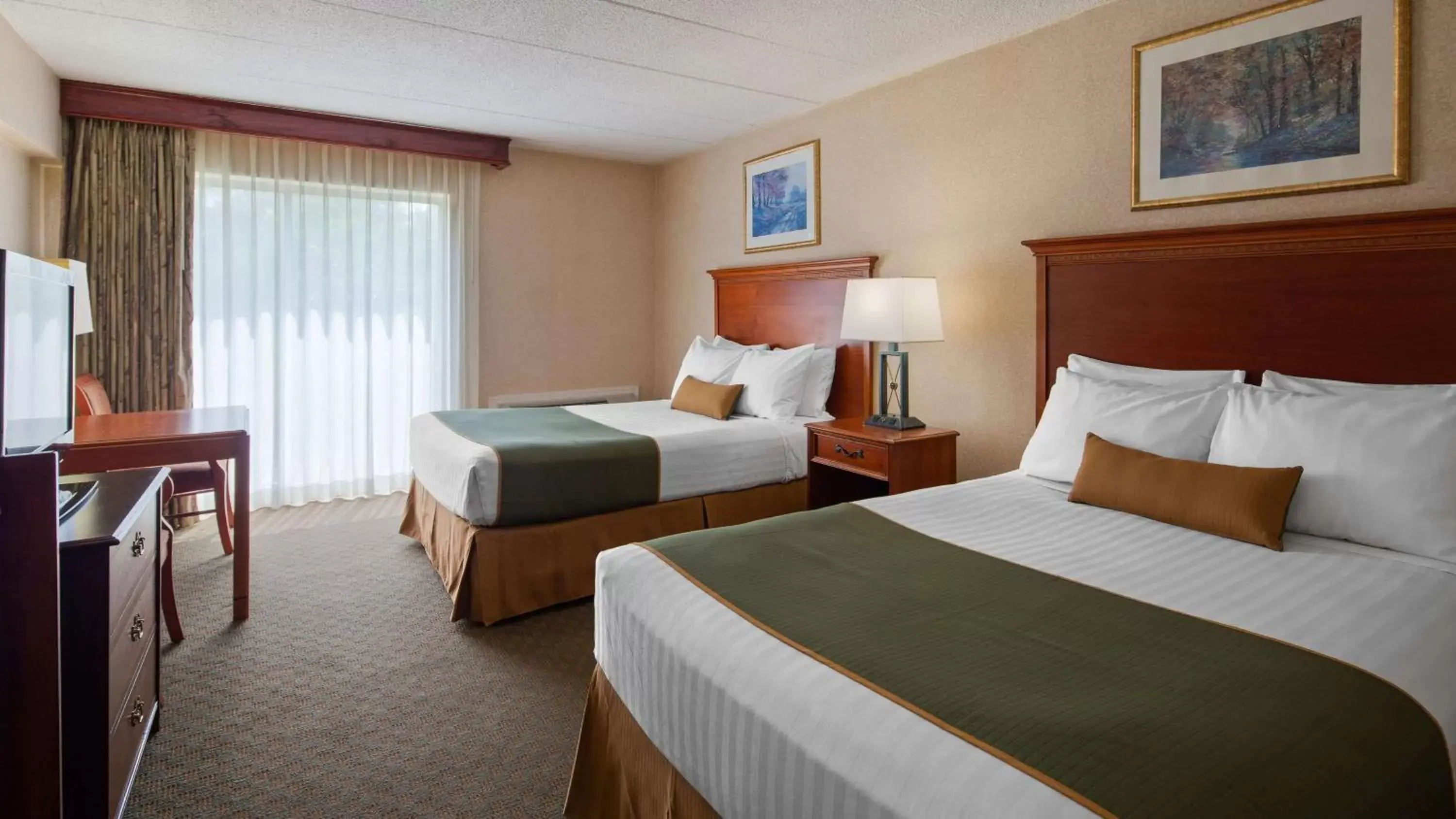 Photo of the whole room, Bed in Best Western Capital Beltway