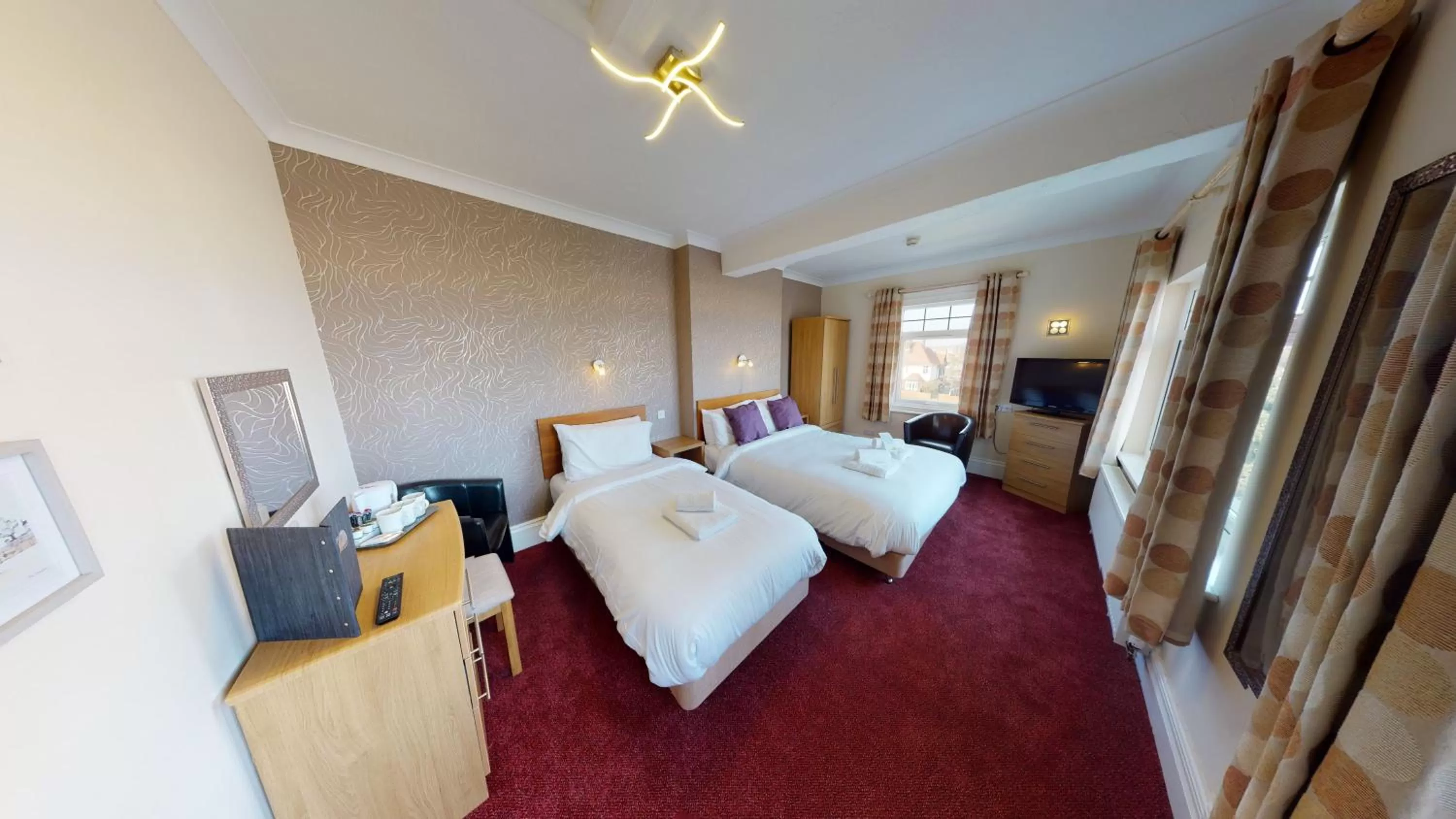 Bedroom, Bed in Marine Lodge