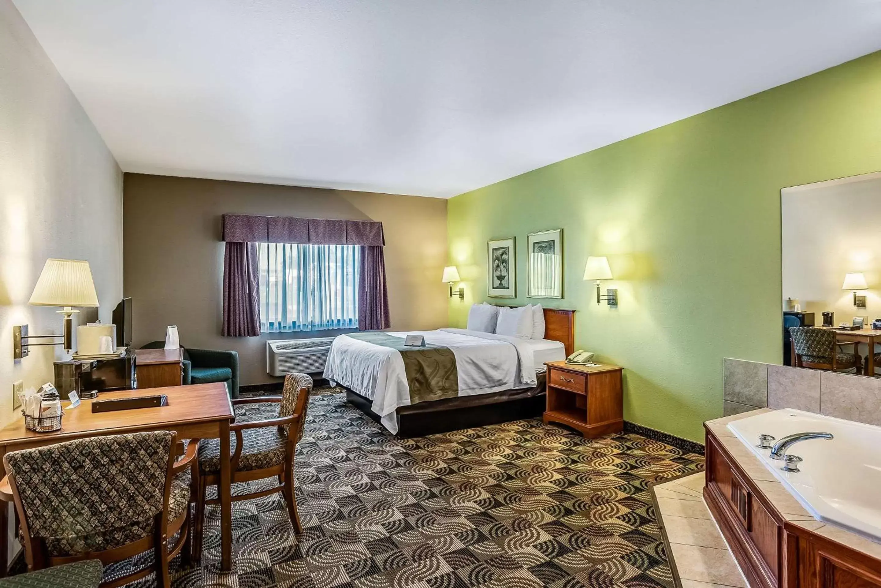 Bedroom in Quality Inn & Suites Hannibal