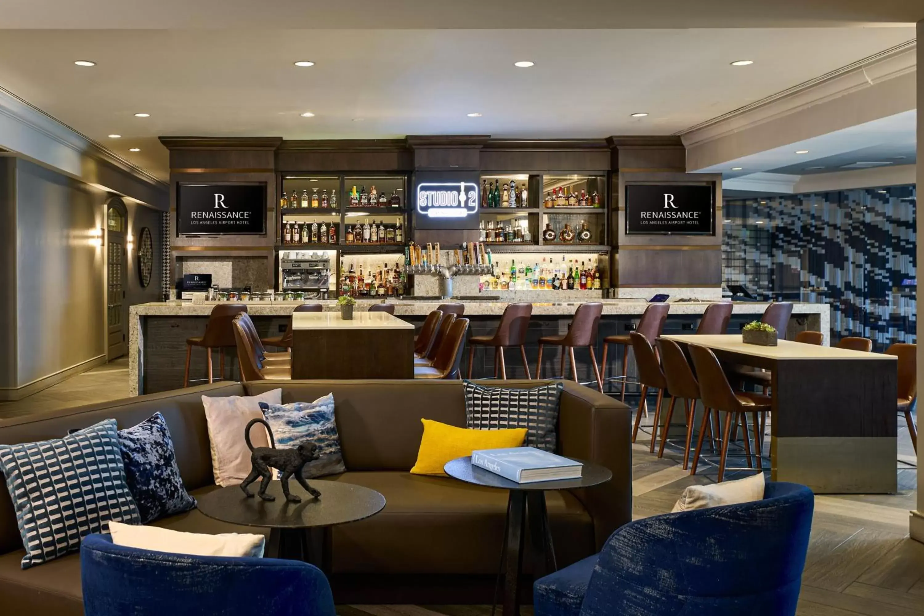Lounge or bar, Restaurant/Places to Eat in Renaissance Los Angeles Airport Hotel