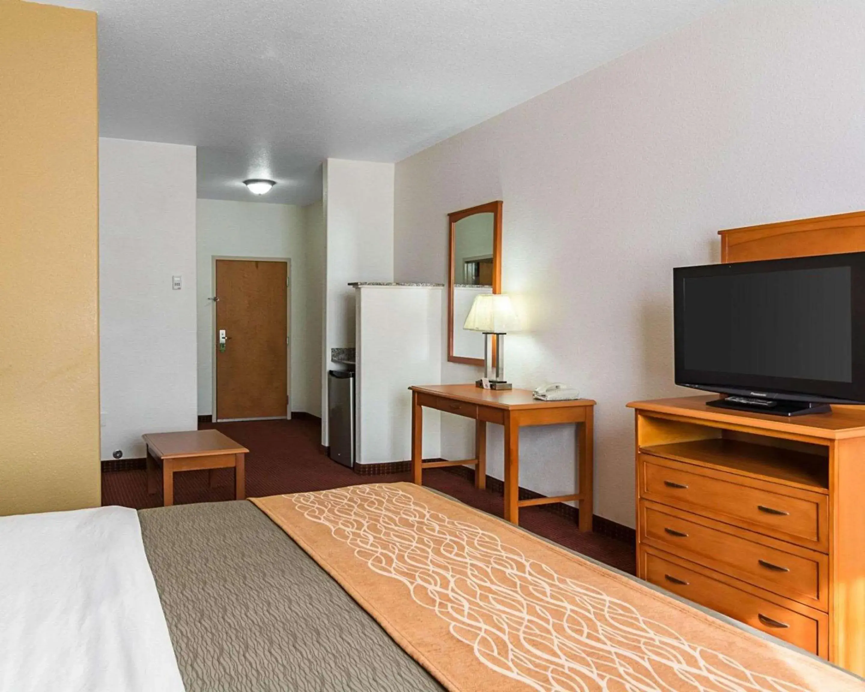 Photo of the whole room, TV/Entertainment Center in Comfort Inn & Suites Chesapeake - Portsmouth