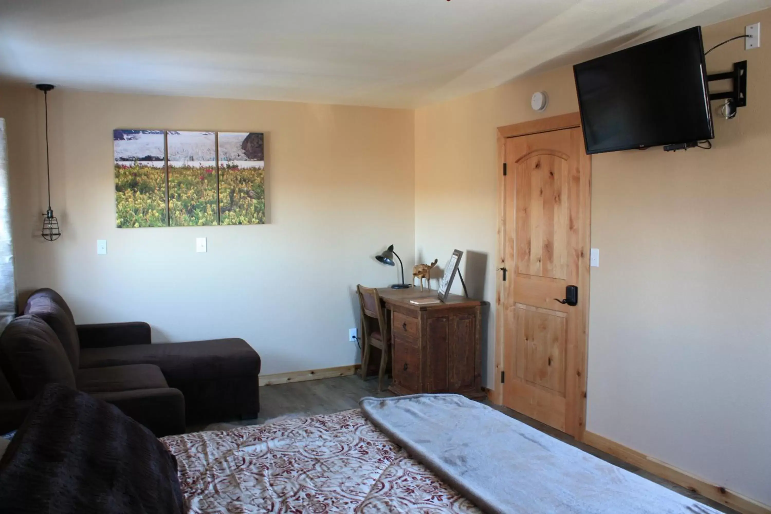 Bedroom, TV/Entertainment Center in Fishhook Sunrise B&B