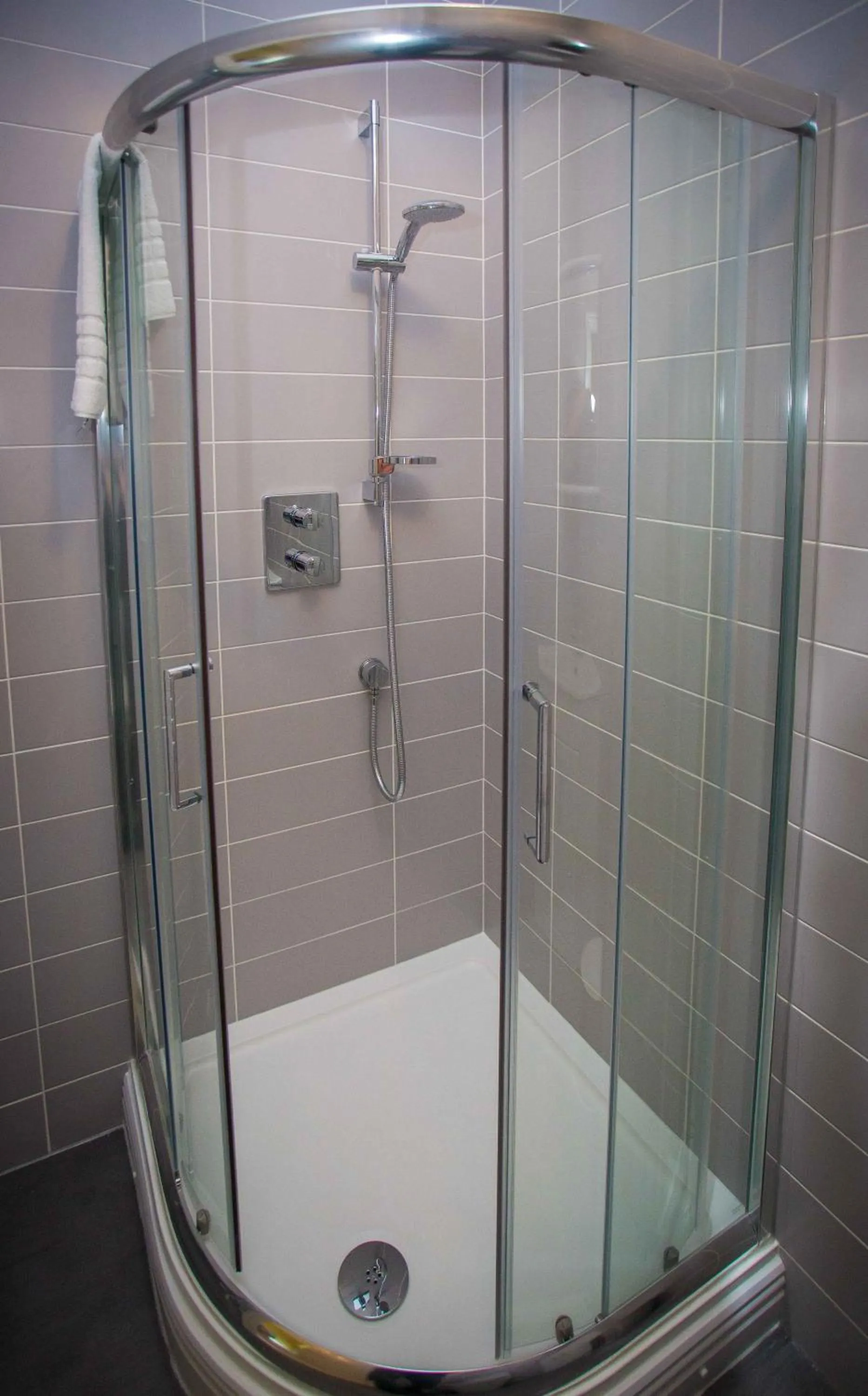 Shower in Studios At Glenthorne