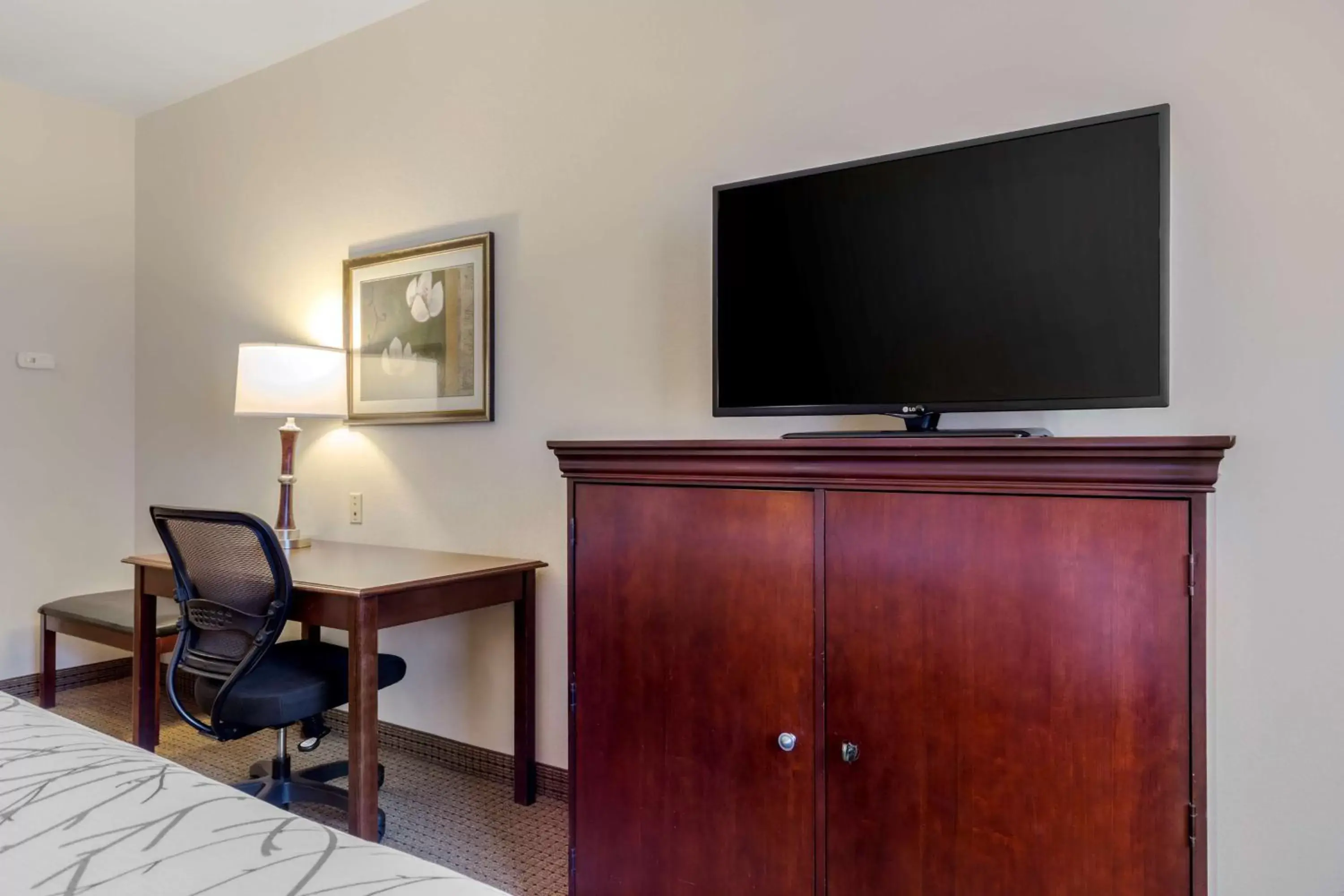 Bedroom, TV/Entertainment Center in Best Western Plus Sweetwater Inn & Suites