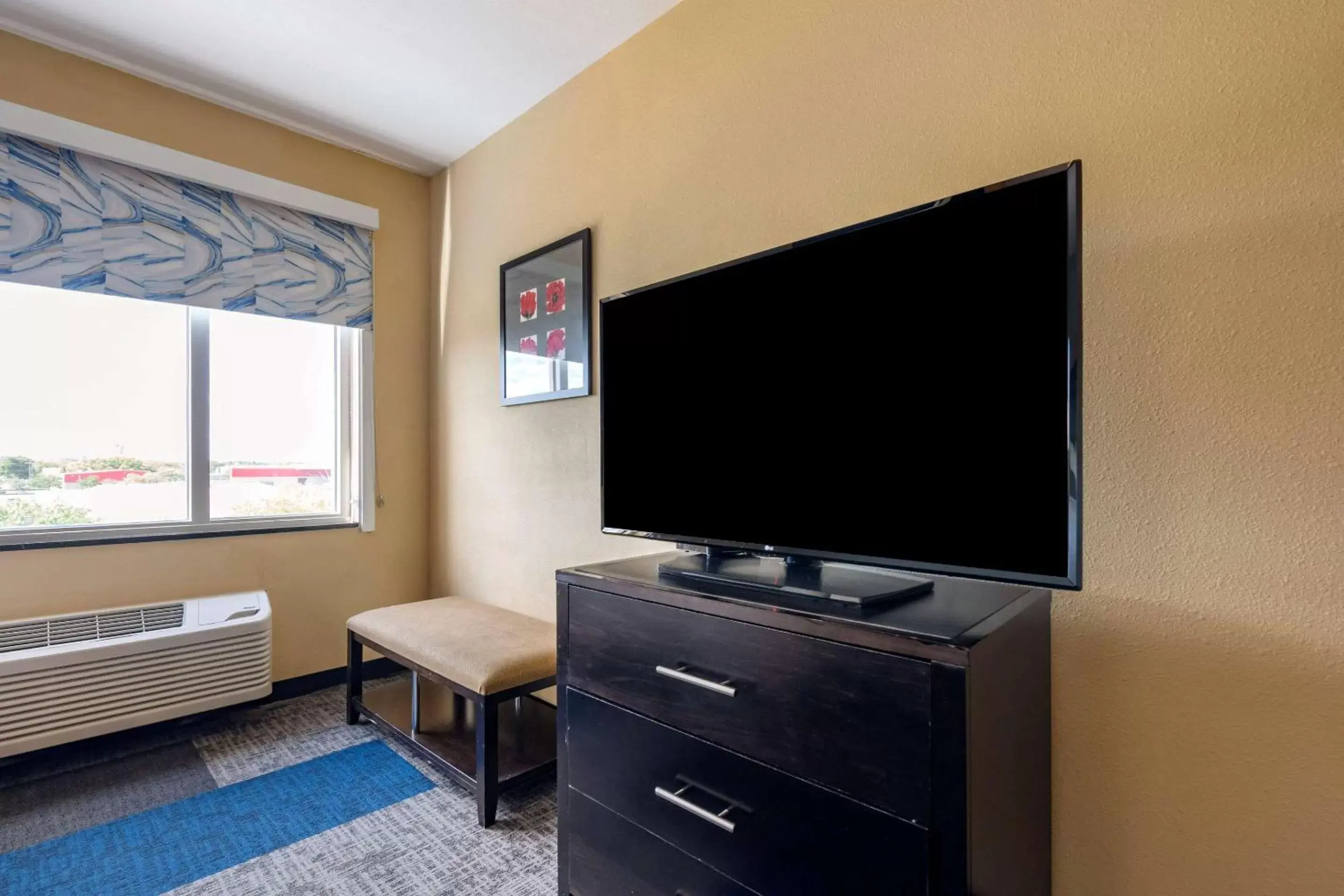 Bedroom, TV/Entertainment Center in Cambria Hotel Ft Lauderdale, Airport South & Cruise Port
