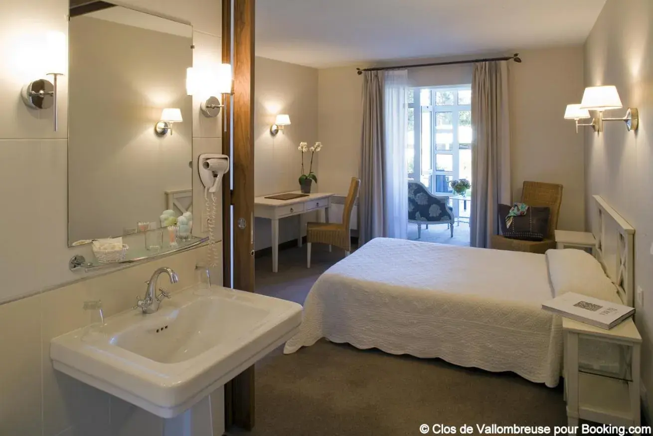 Bathroom in Clos de Vallombreuse, The Originals Relais (Relais du Silence)