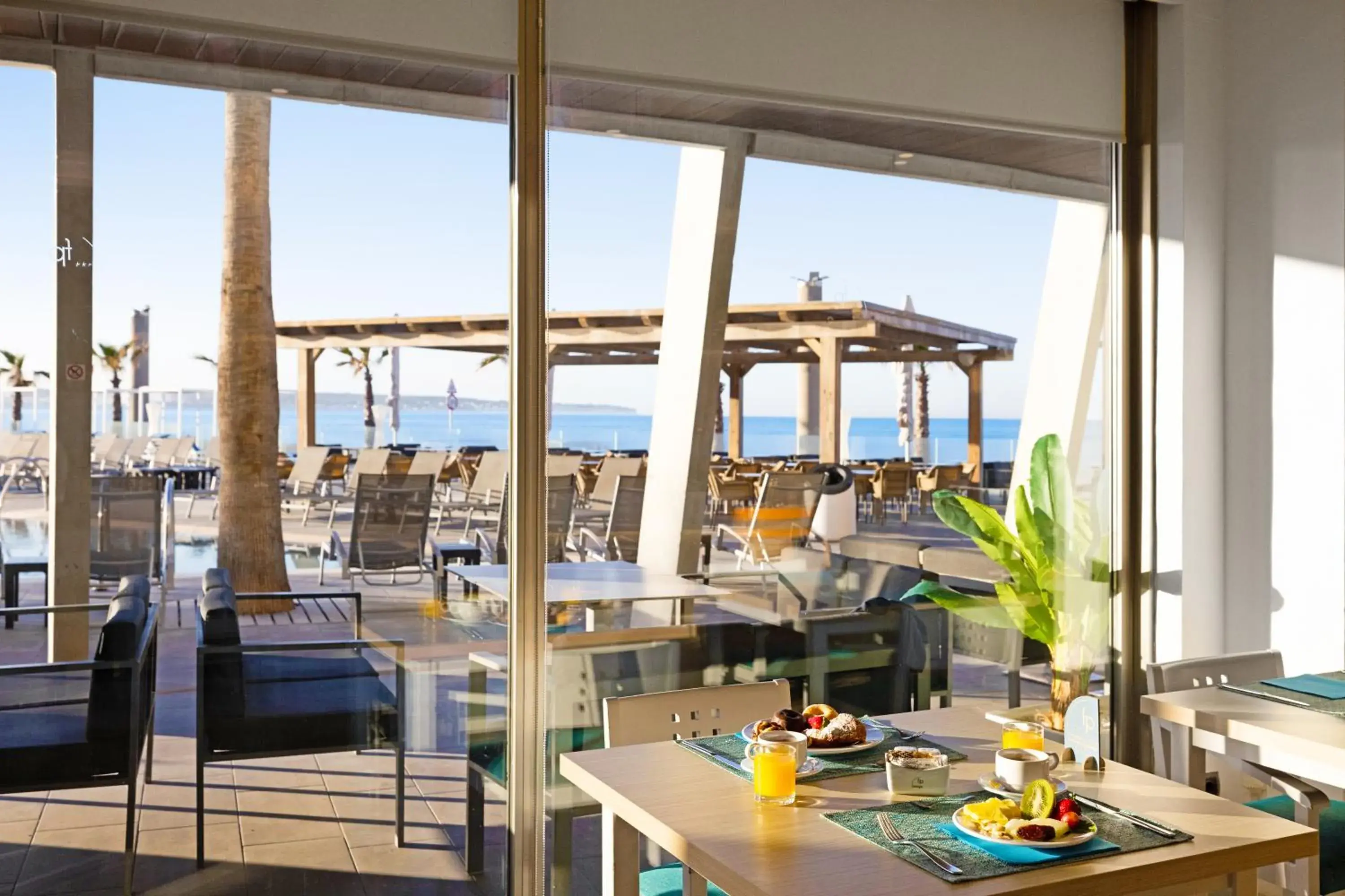 Restaurant/Places to Eat in Aparthotel Fontanellas Playa